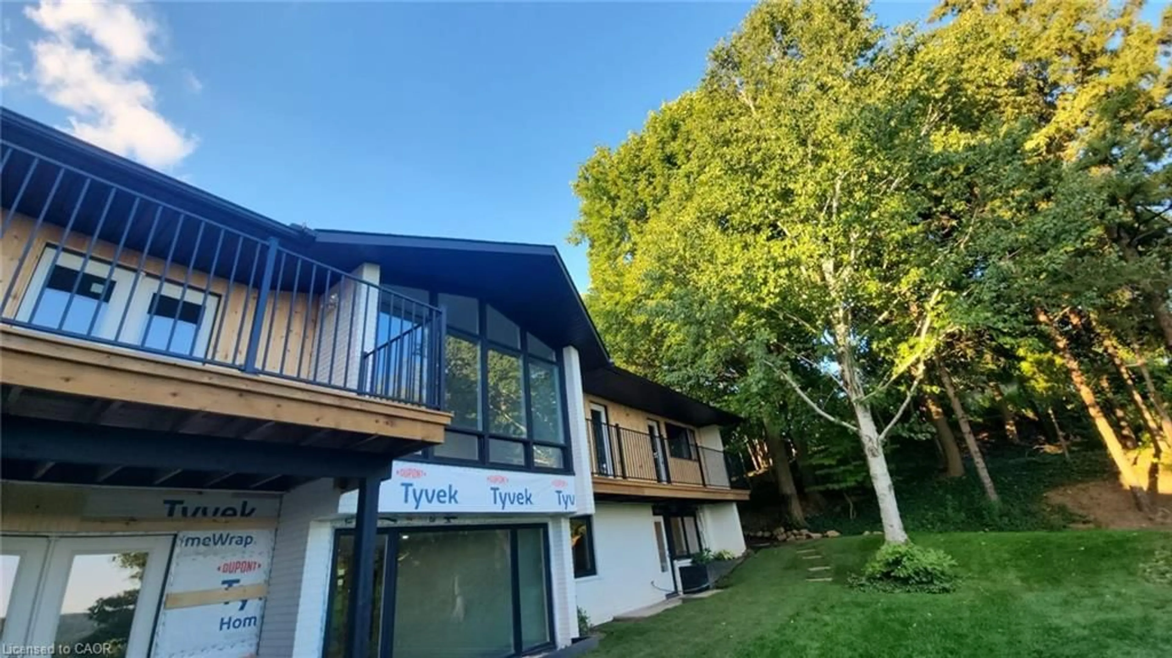 A pic from outside/outdoor area/front of a property/back of a property/a pic from drone, building for 50 Oak Ave, Dundas Ontario L9H 4Y9