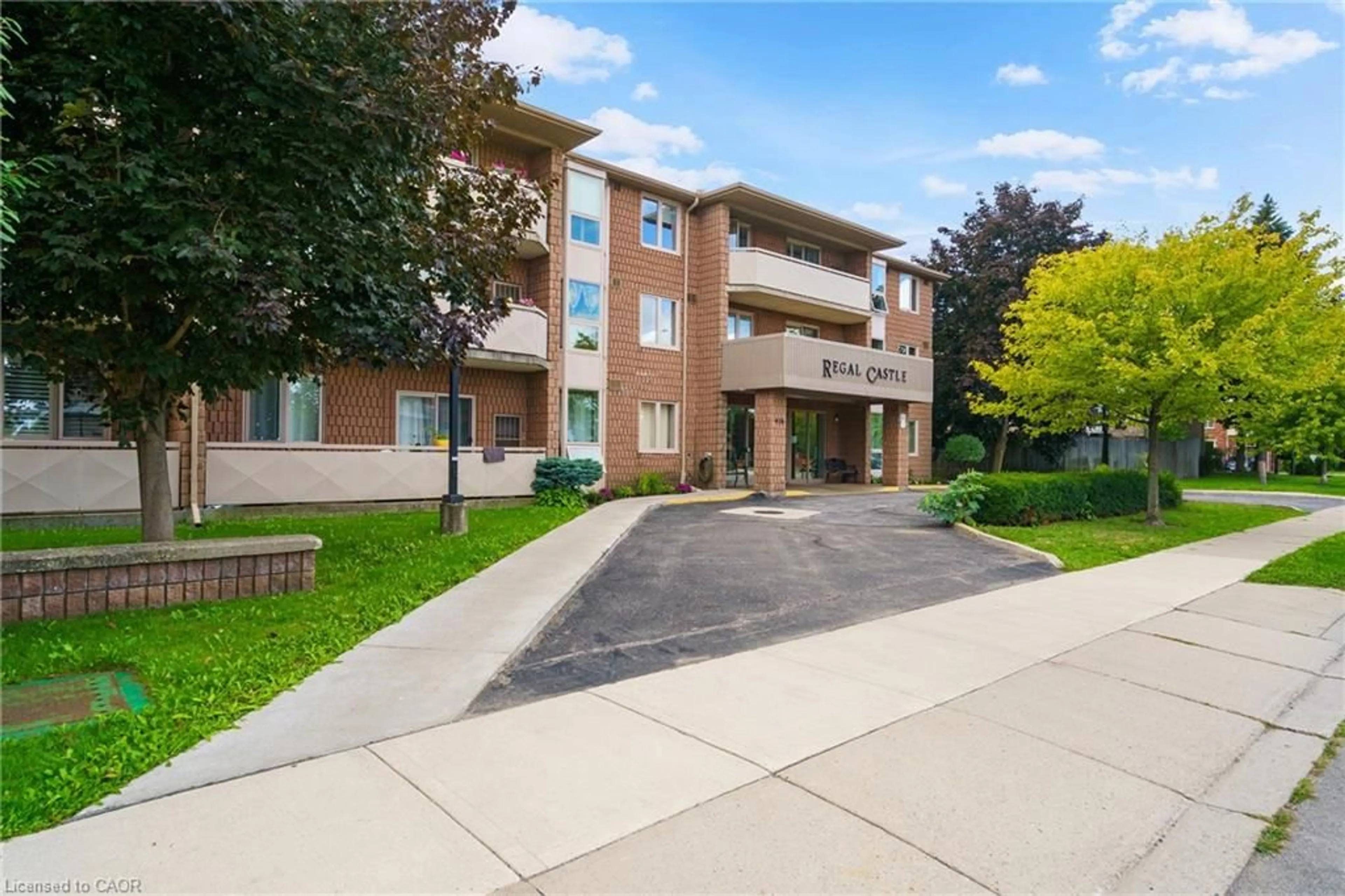 Patio, building for 416 Limeridge Rd #213, Hamilton Ontario L9A 2S7