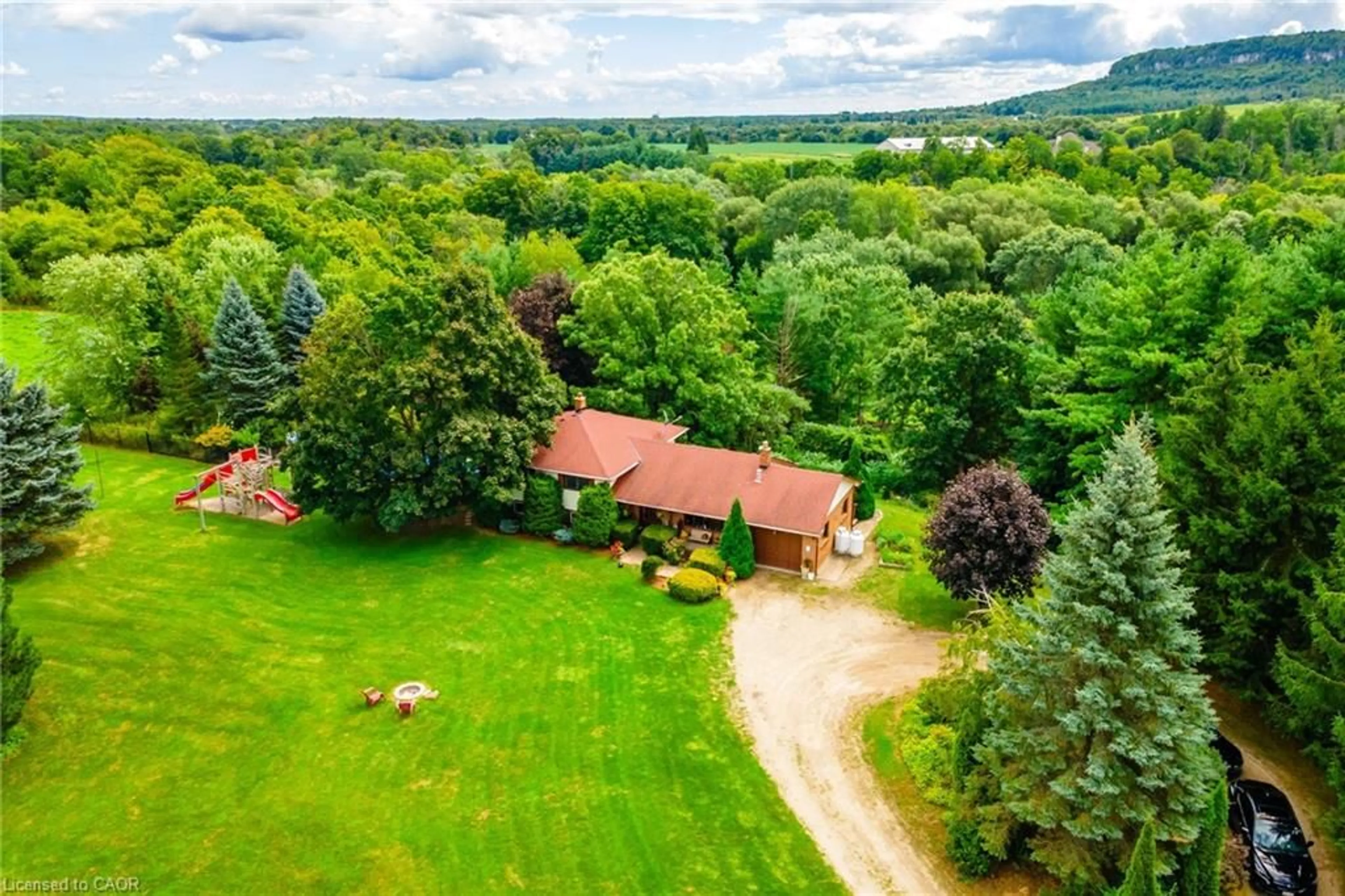 A pic from outside/outdoor area/front of a property/back of a property/a pic from drone, unknown for 6101 Walkers Line, Burlington Ontario L7M 0R2