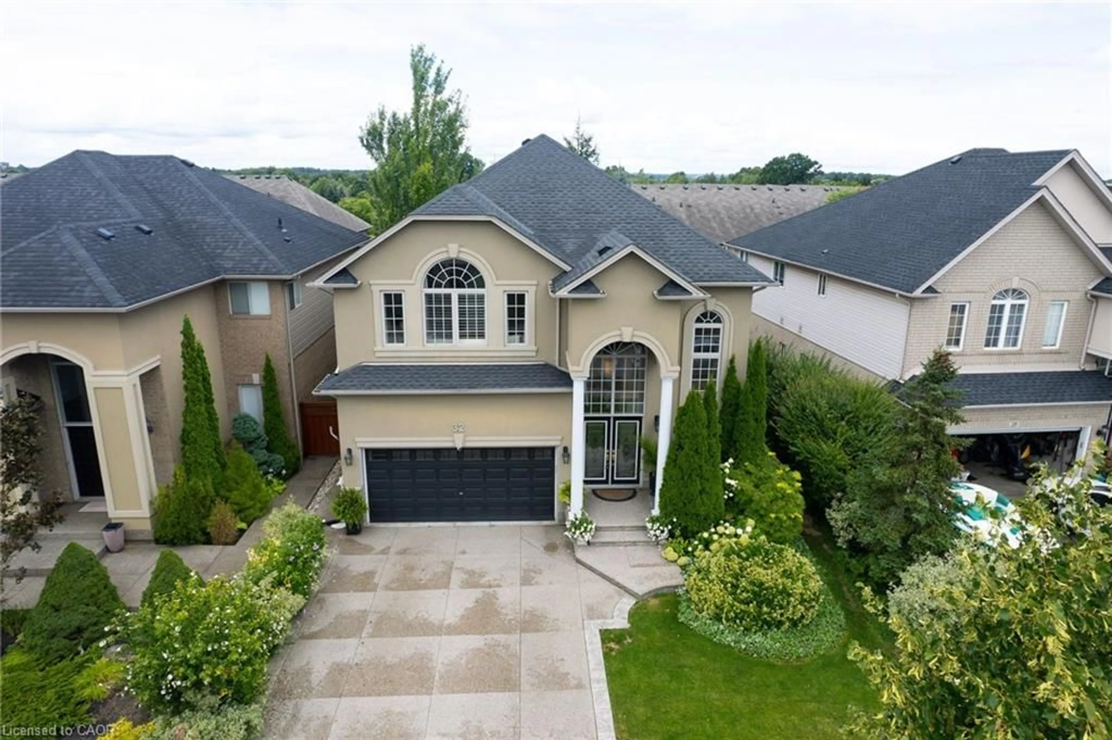 A pic from outside/outdoor area/front of a property/back of a property/a pic from drone, street for 32 Chambers Dr, Ancaster Ontario L9K 0A4