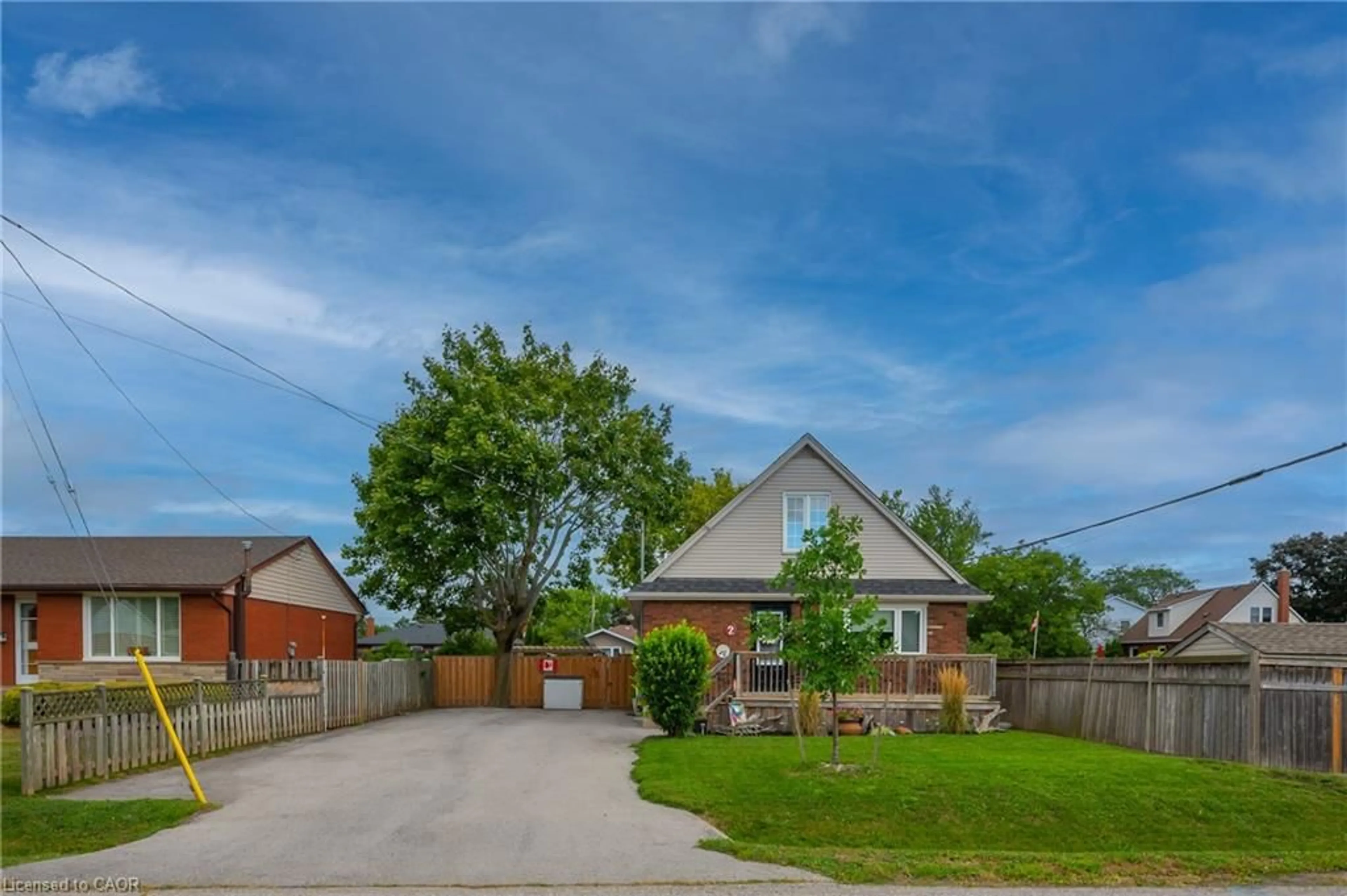 A pic from outside/outdoor area/front of a property/back of a property/a pic from drone, street for 2 Cherry Ave, Grimsby Ontario L3M 2G9