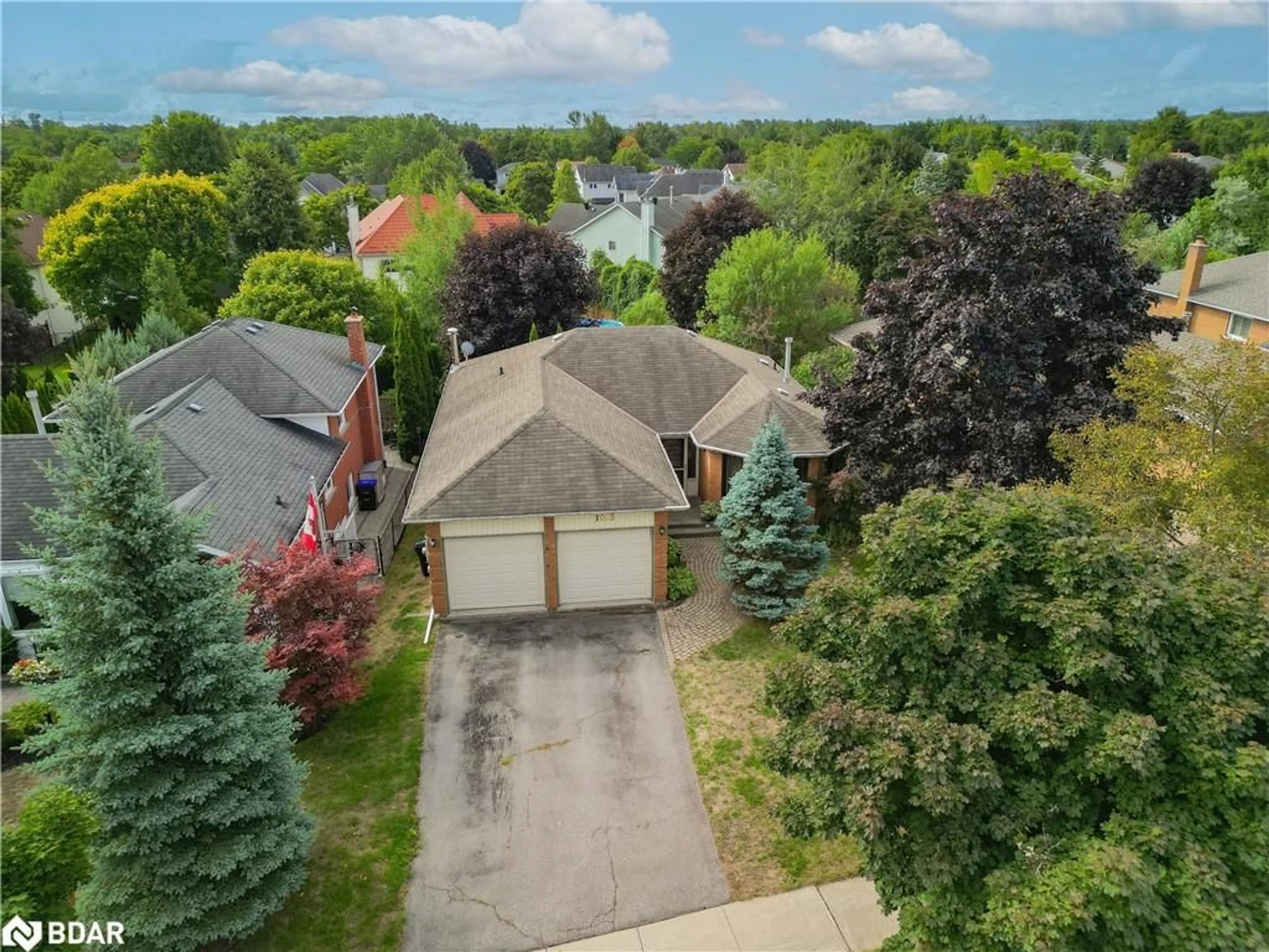 A pic from outside/outdoor area/front of a property/back of a property/a pic from drone, street for 1053 Westmount Ave, Innisfil Ontario L9S 1W7