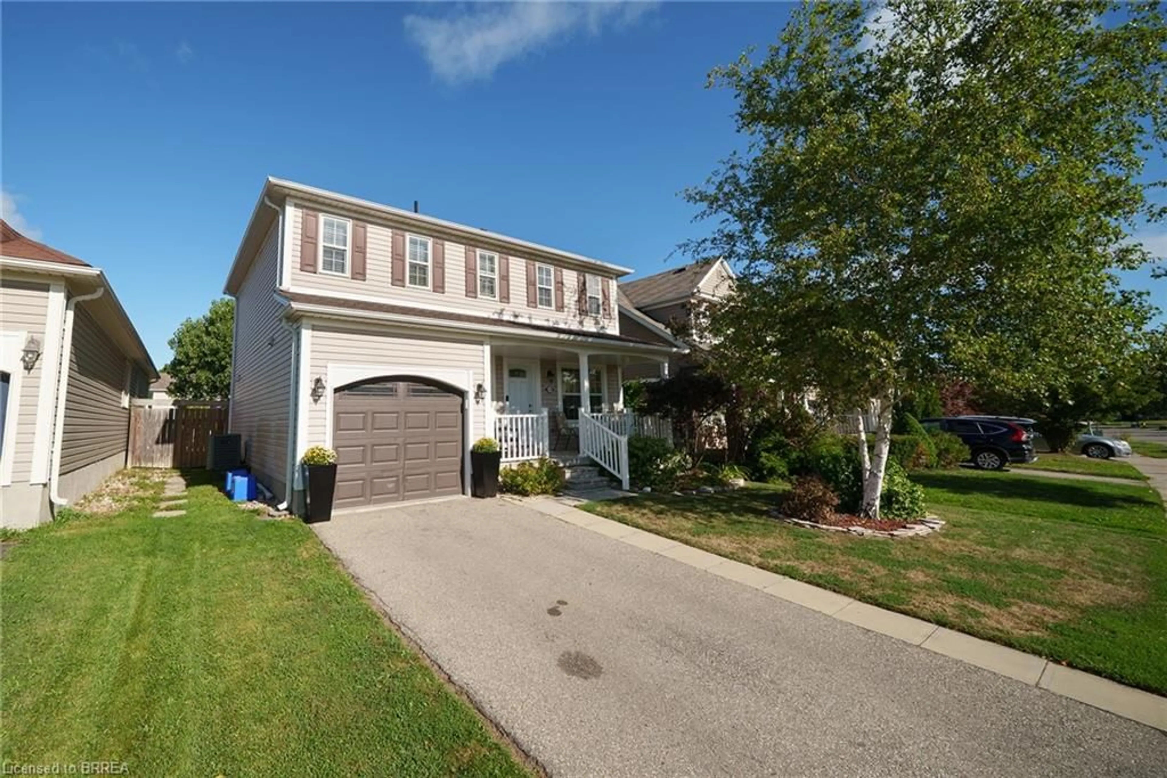 Home with vinyl exterior material, street for 22 Hollinrake Ave, Brantford Ontario N3T 0A6