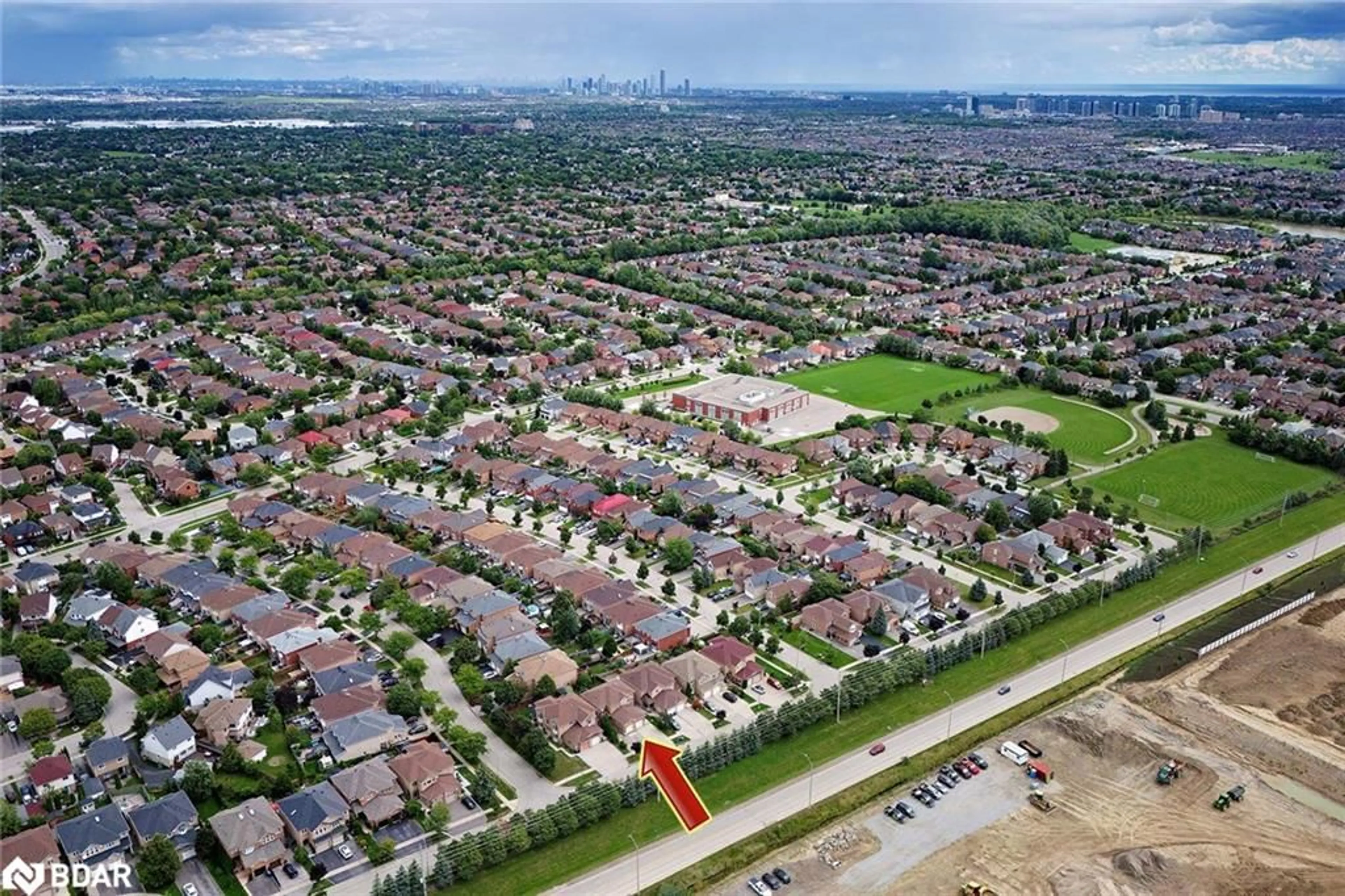 A pic from outside/outdoor area/front of a property/back of a property/a pic from drone, street for 6521 Sapling Trail, Mississauga Ontario L5N 7J3