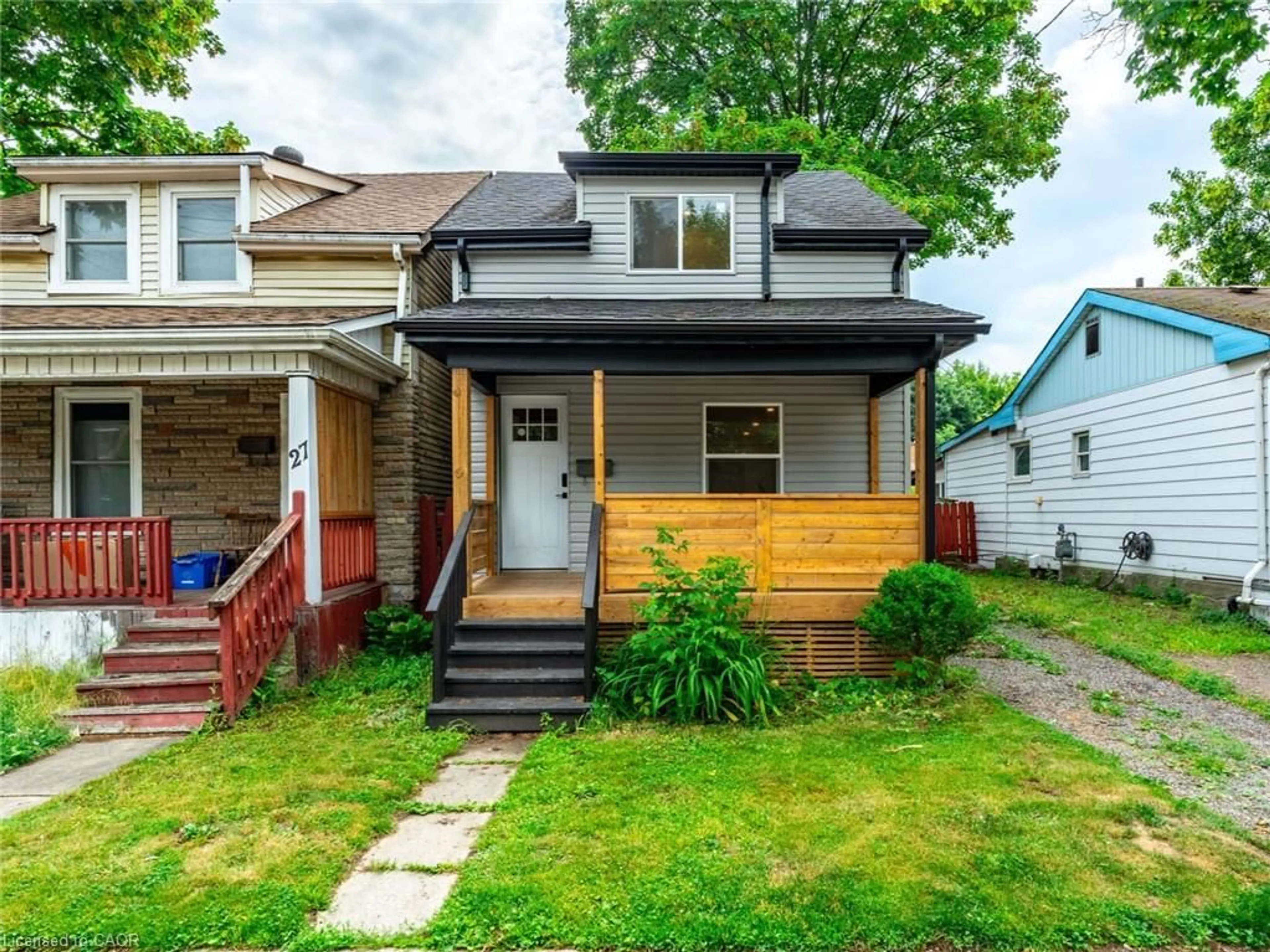 Home with vinyl exterior material, street for 29 New St, Hamilton Ontario L8P 4J6