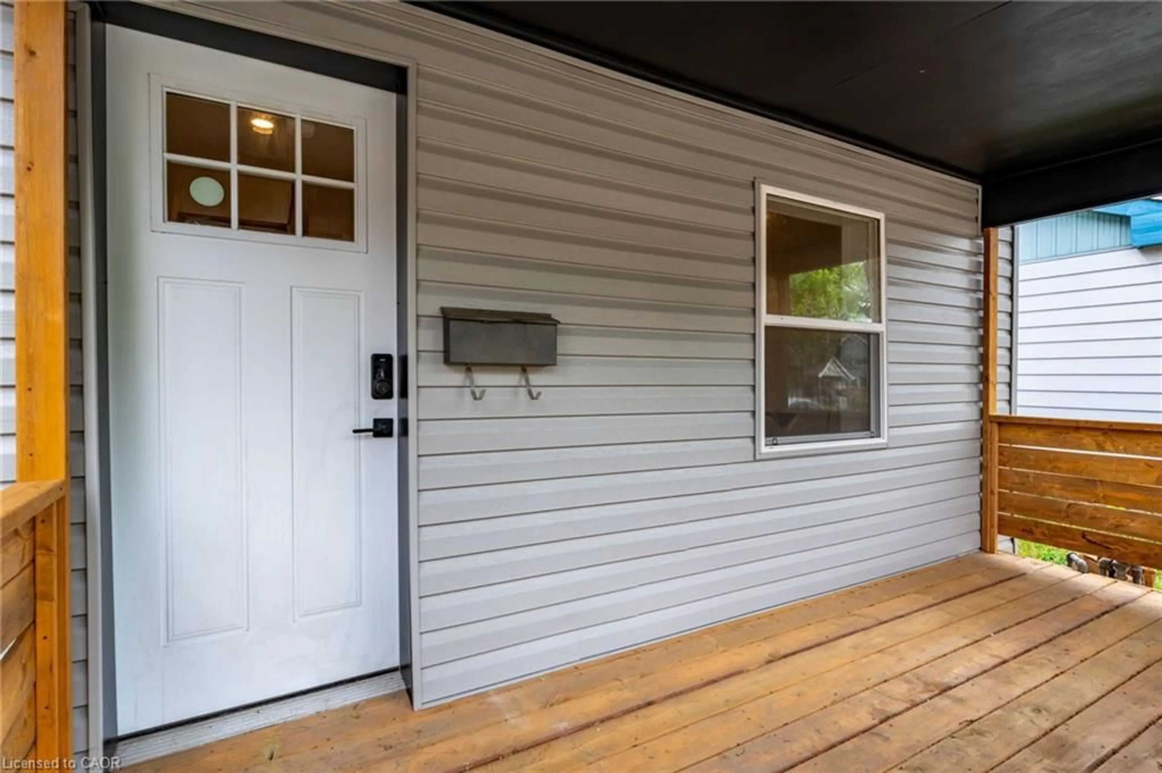 Home with vinyl exterior material, street for 29 New St, Hamilton Ontario L8P 4J6