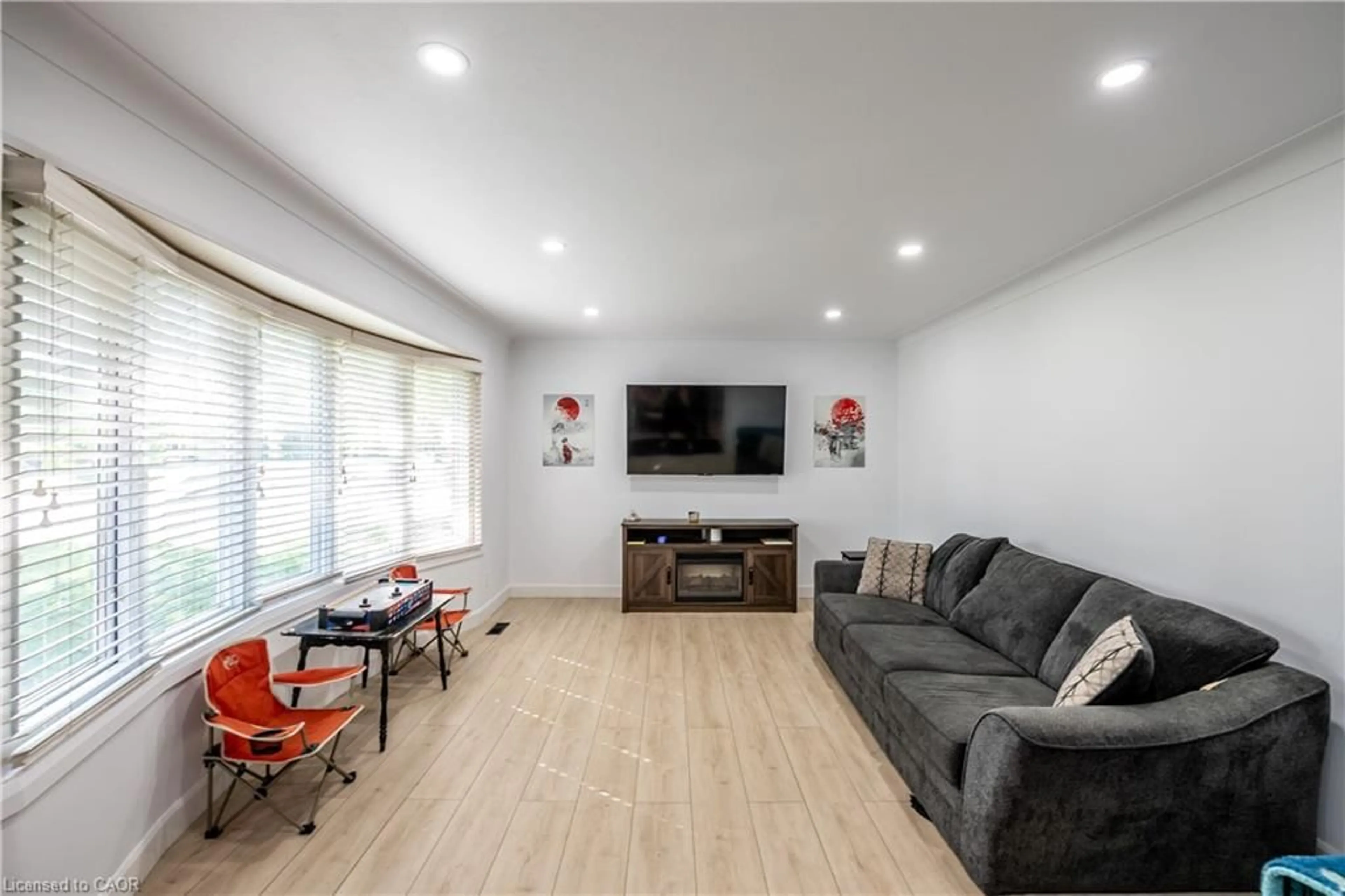 Living room with furniture, wood/laminate floor for 23 Wakelin Terr, St. Catharines Ontario L2M 4K4