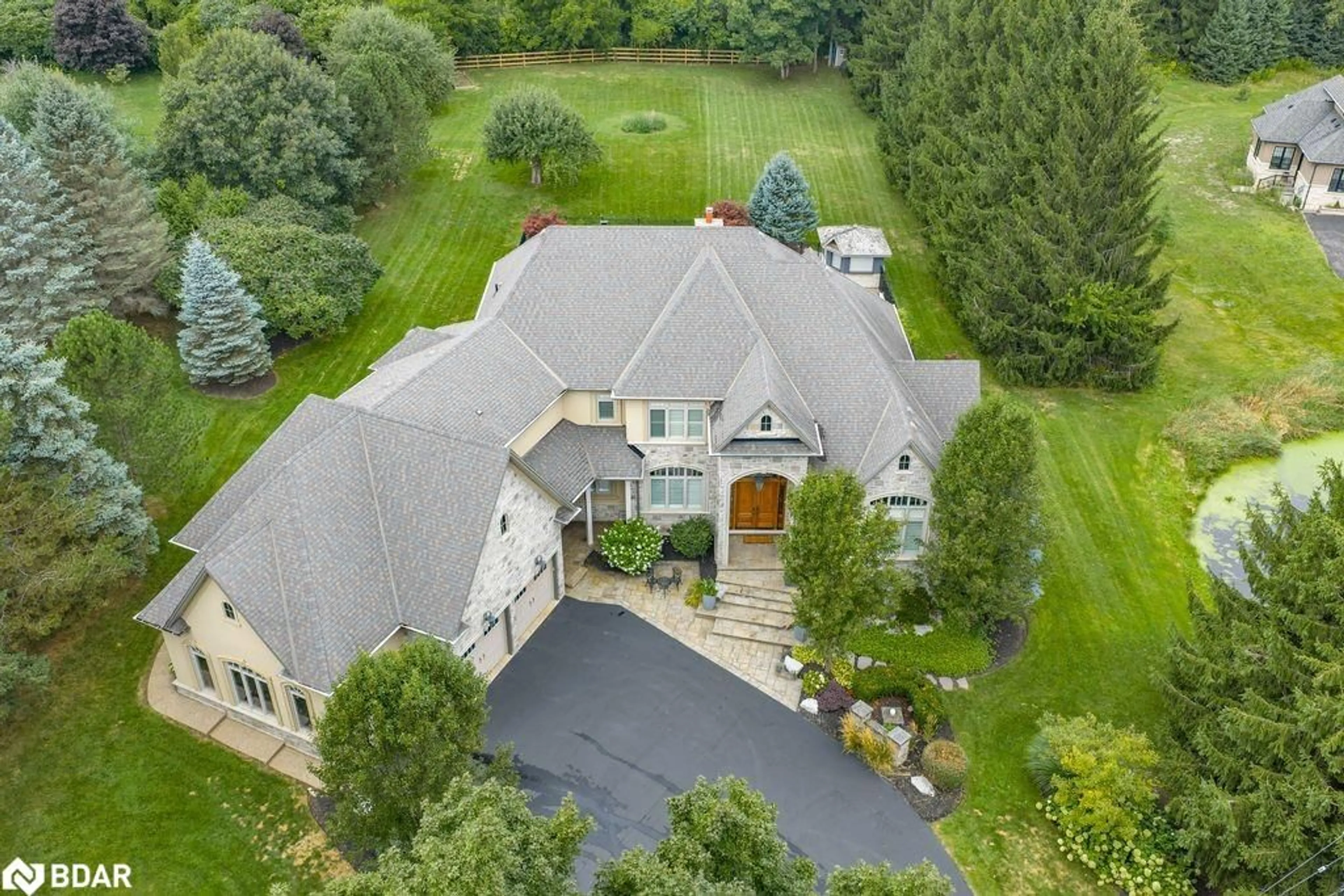 A pic from outside/outdoor area/front of a property/back of a property/a pic from drone, unknown for 2319 Kilbride St, Burlington Ontario L7P 0H7