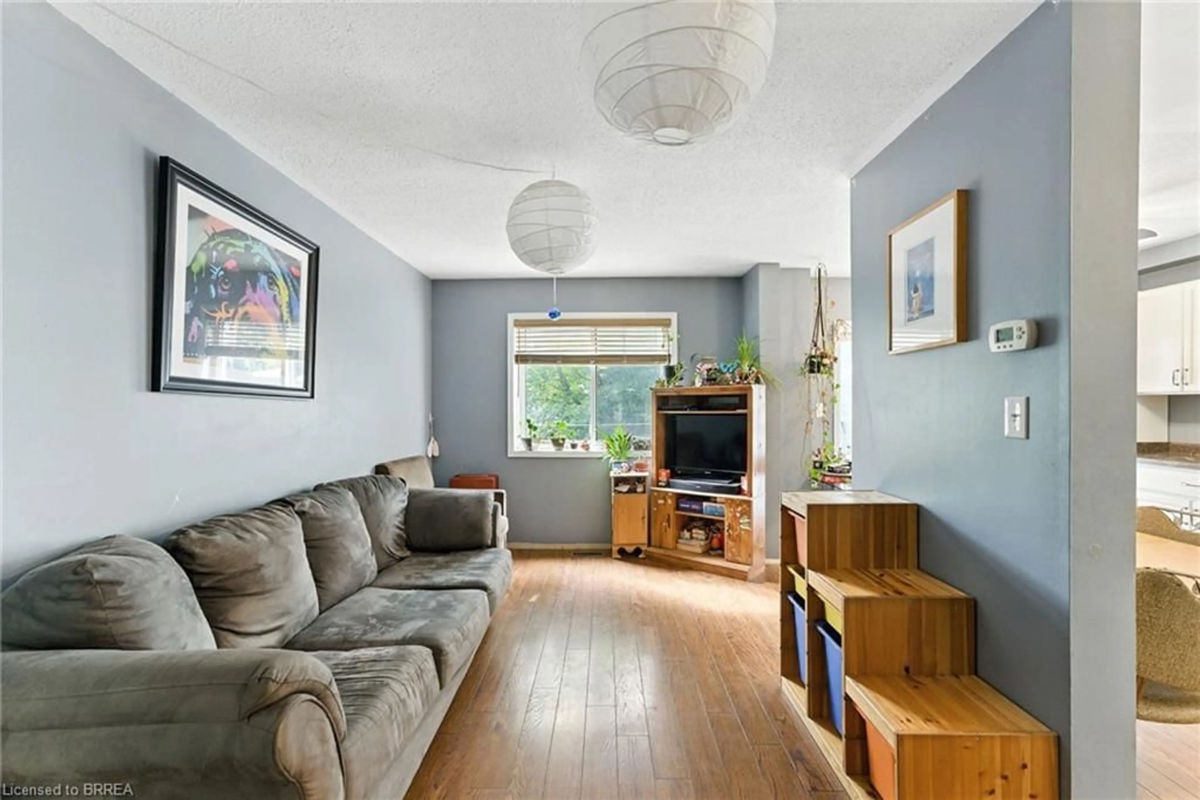 Living room with furniture, unknown for 16 Graystone Crt, Paris Ontario N3L 3Y1