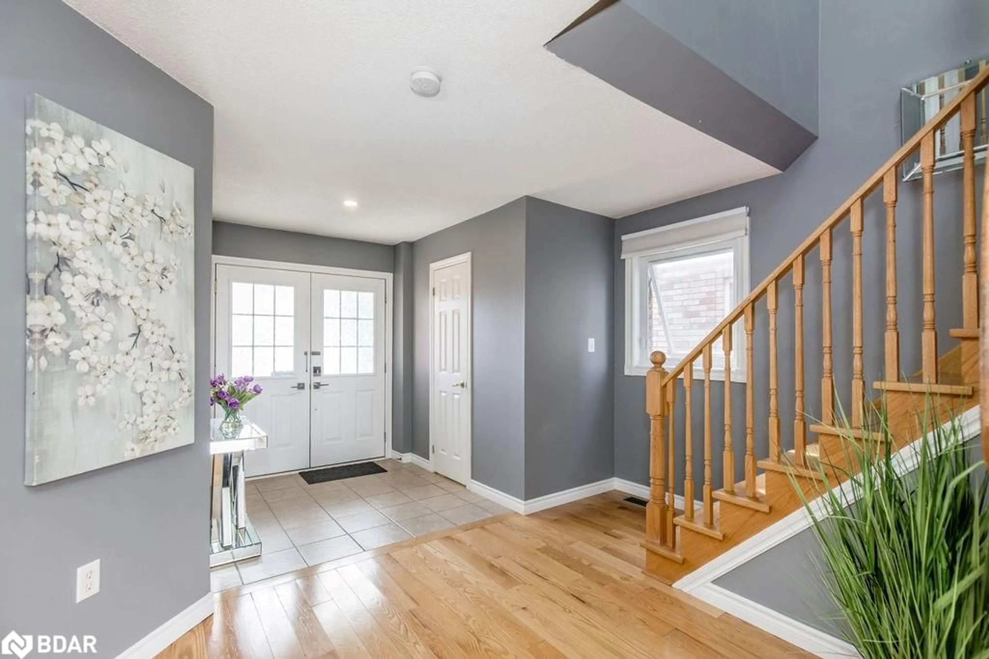 Indoor entryway for 16 Bartor Blvd, Barrie Ontario L4N 5Y6