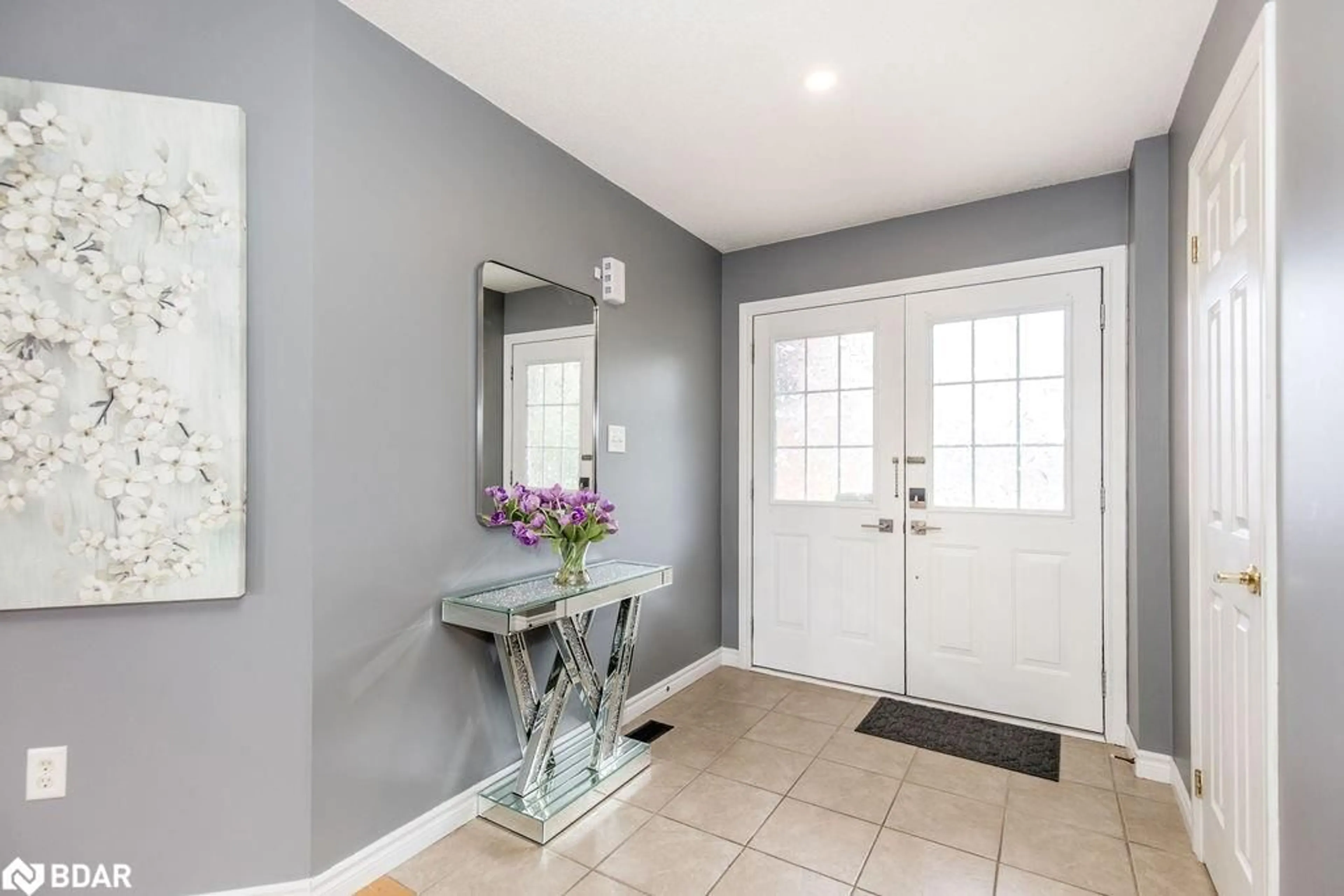 Indoor entryway for 16 Bartor Blvd, Barrie Ontario L4N 5Y6