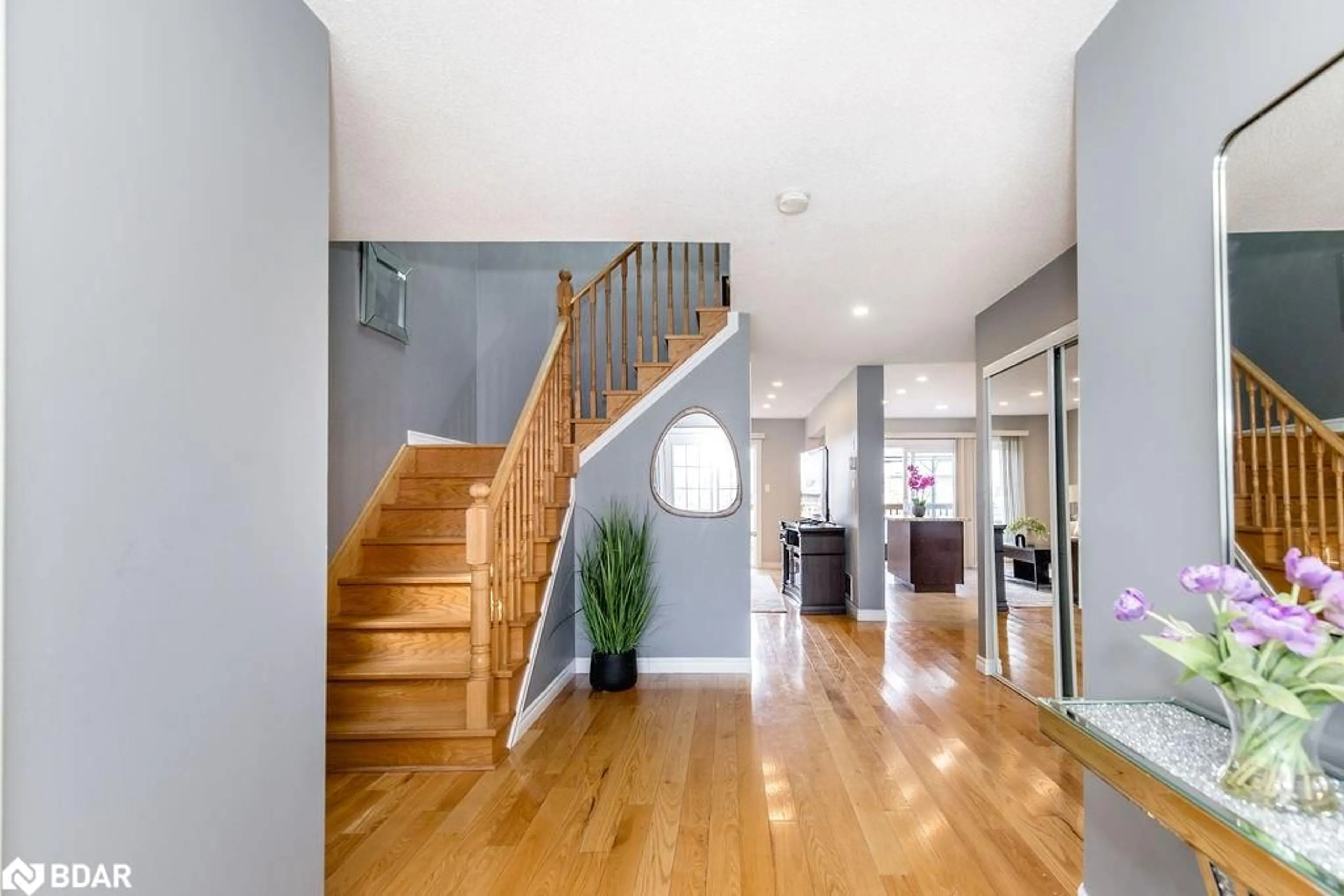 Indoor foyer for 16 Bartor Blvd, Barrie Ontario L4N 5Y6