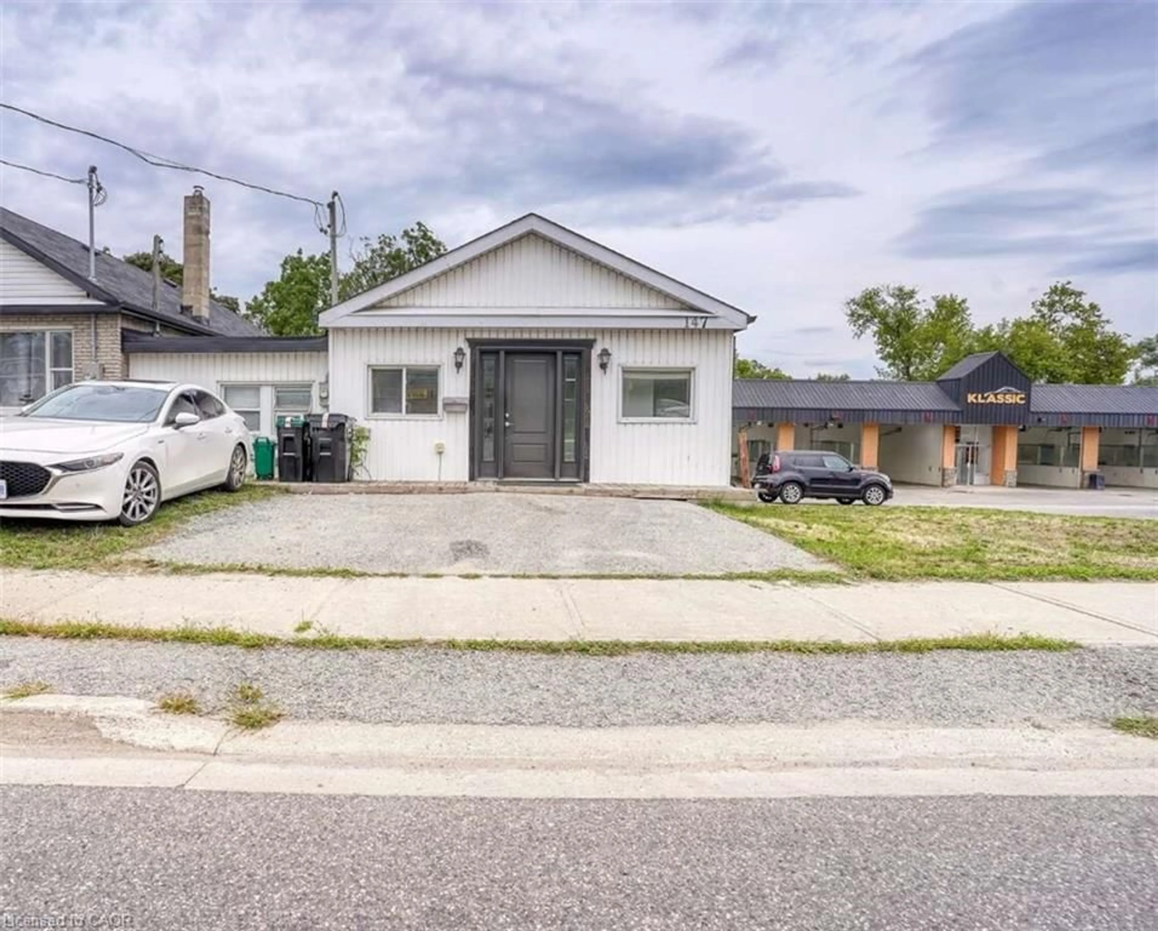 A pic from outside/outdoor area/front of a property/back of a property/a pic from drone, street for 147 Burton Ave, Barrie Ontario L4N 2R9
