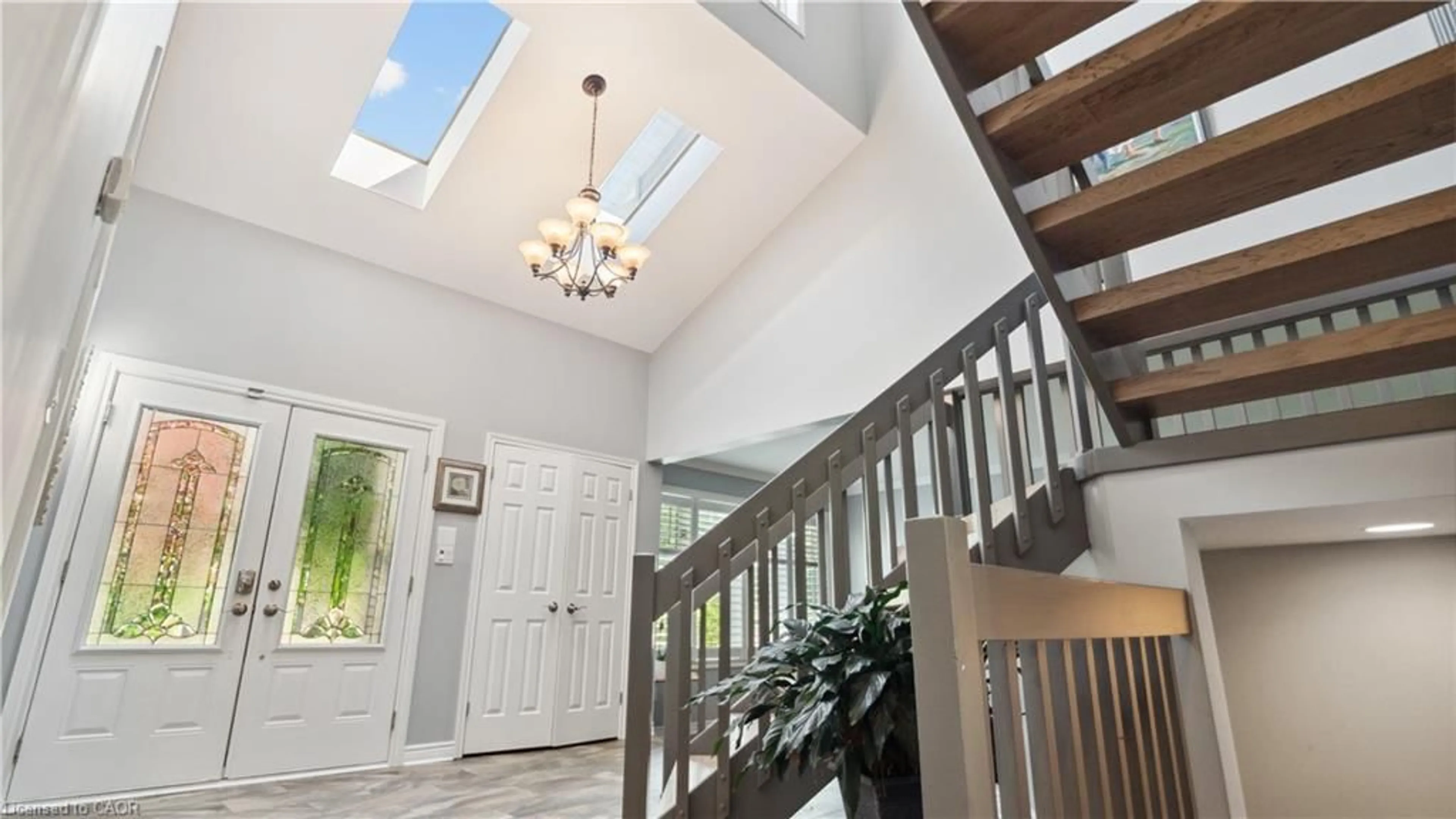 Indoor foyer for 6276 Moretta Dr, Niagara Falls Ontario L2J 4H4