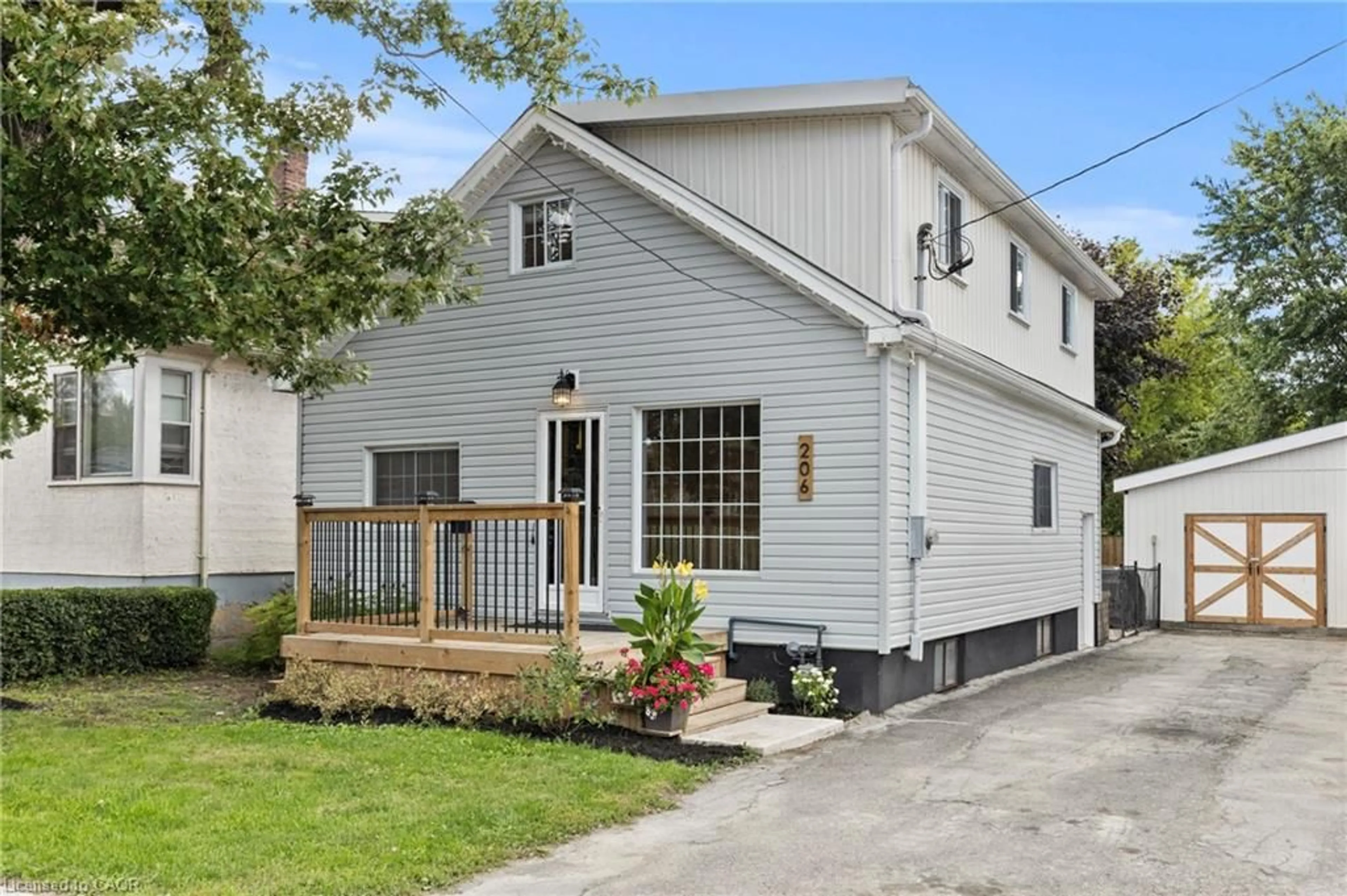 Home with vinyl exterior material, street for 206 Niagara Falls Rd, Thorold Ontario L2V 1H9