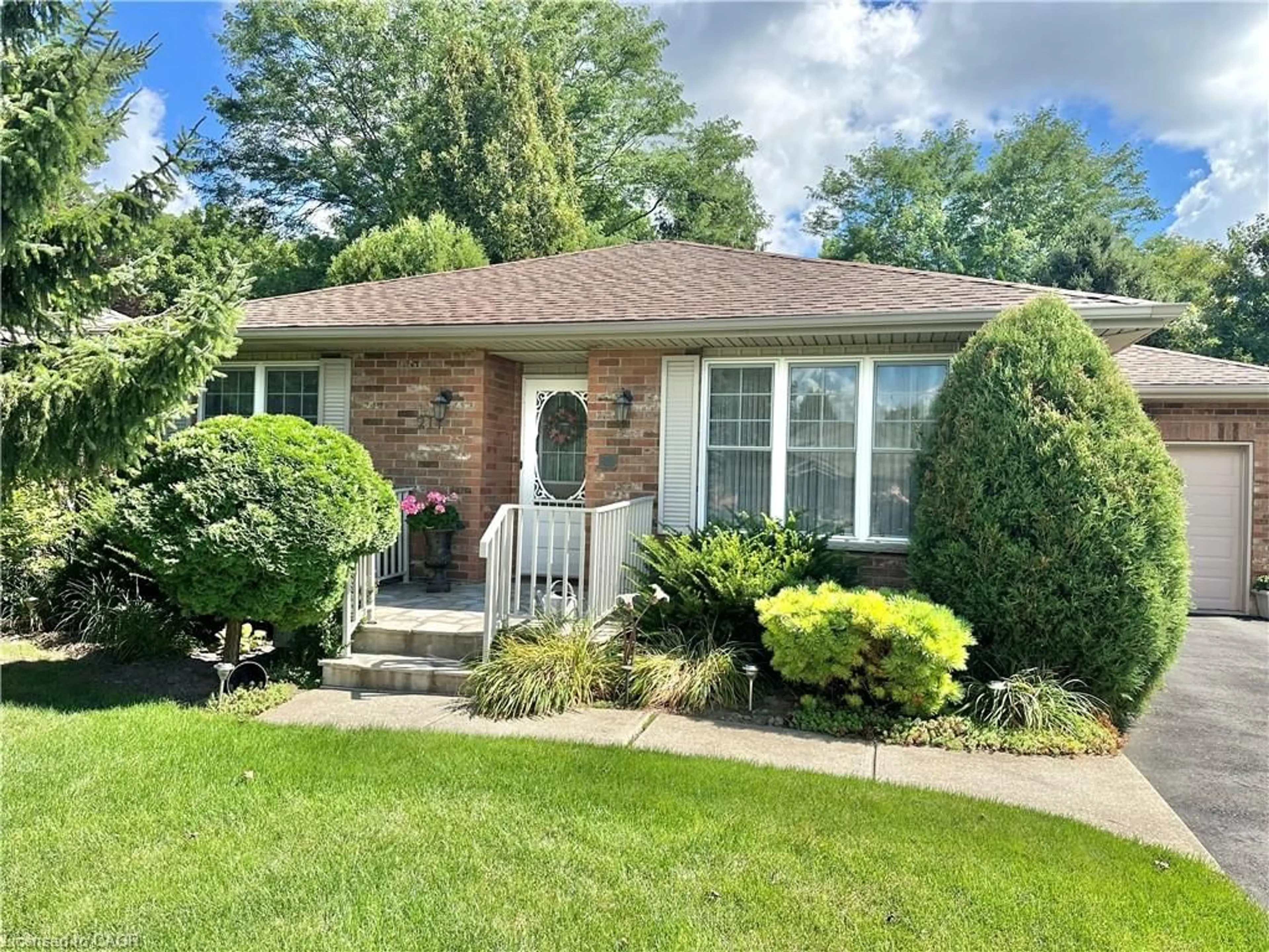 Home with brick exterior material, street for 21 Wembley Crt, Simcoe Ontario N3Y 5L9