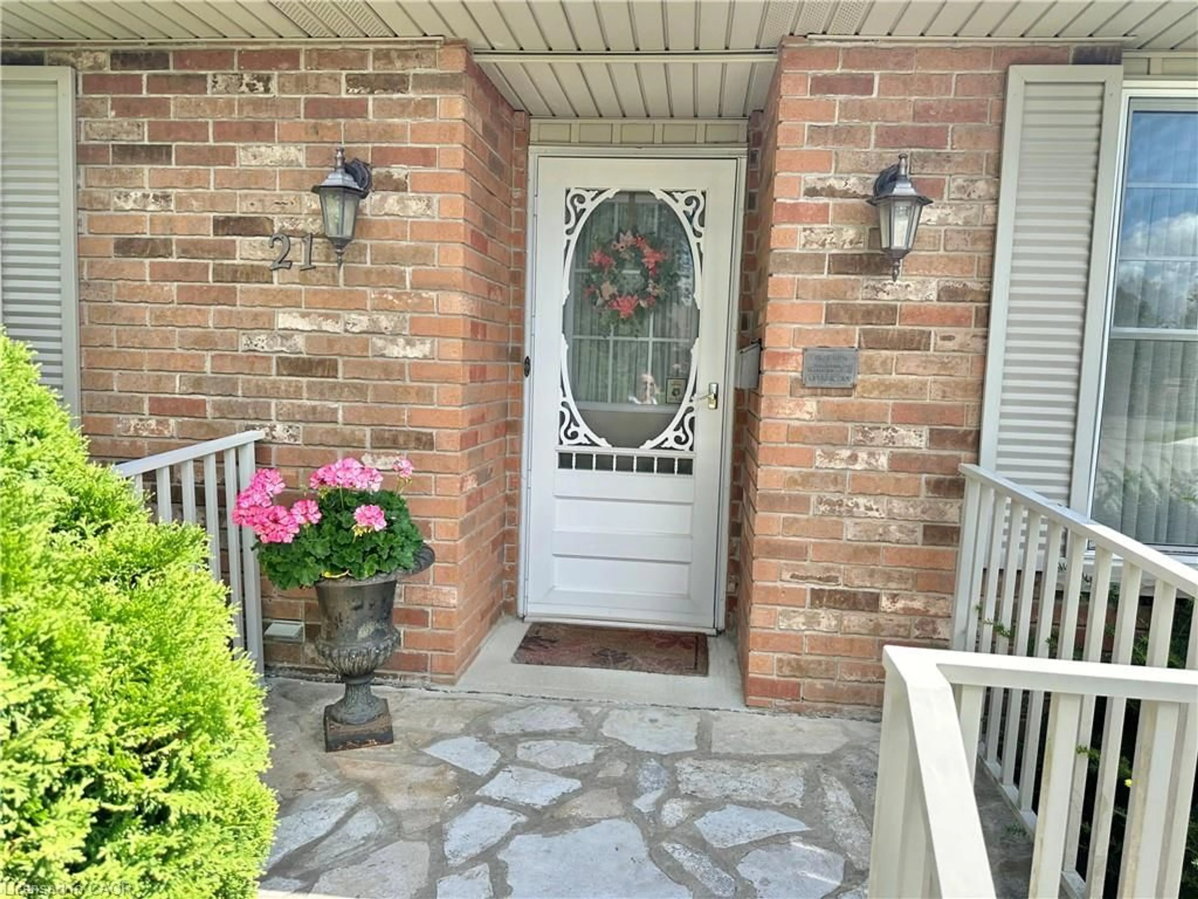 Indoor entryway for 21 Wembley Crt, Simcoe Ontario N3Y 5L9