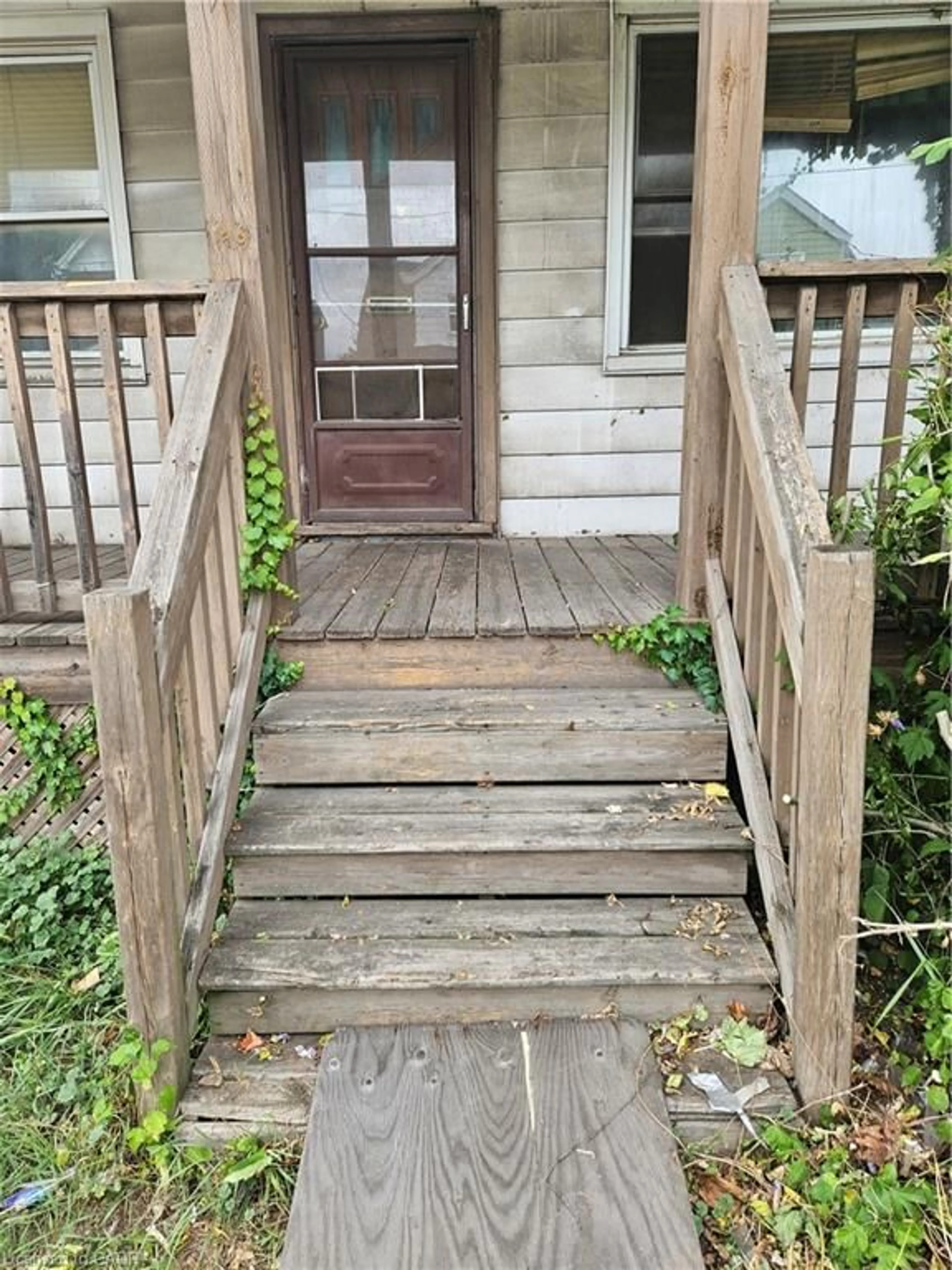 Stairs for 267 Rosslyn Ave, Hamilton Ontario L8L 7P9