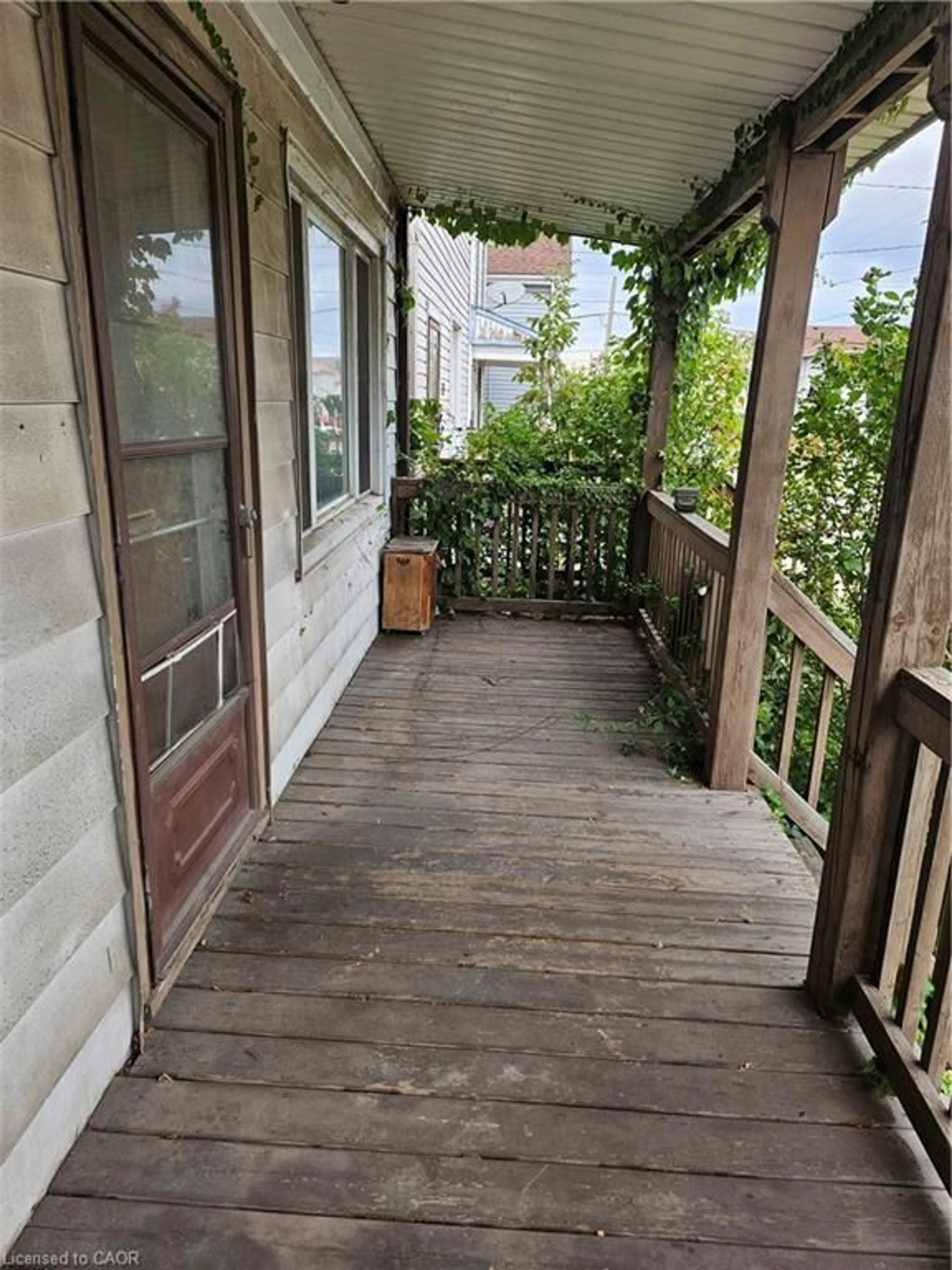 Balcony in the apartment, street for 267 Rosslyn Ave, Hamilton Ontario L8L 7P9