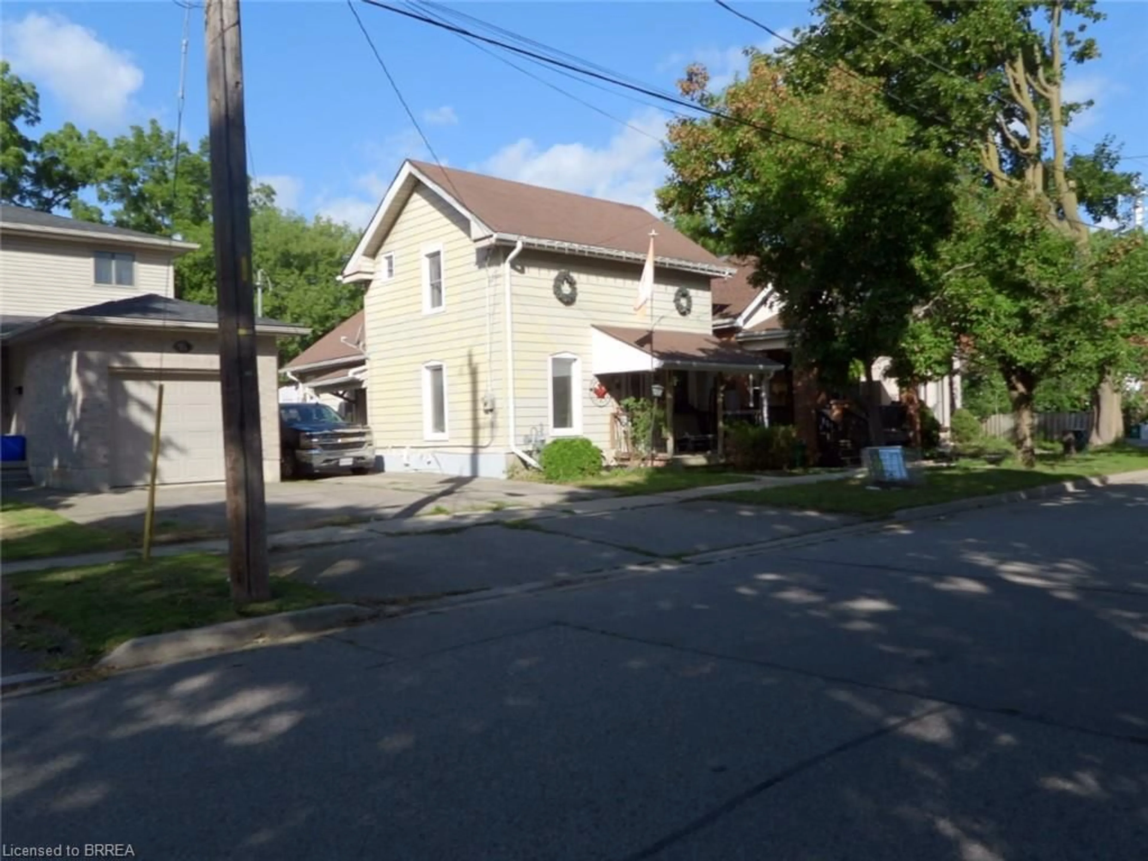A pic from outside/outdoor area/front of a property/back of a property/a pic from drone, street for 9 Superior St, Brantford Ontario N3S 2J9