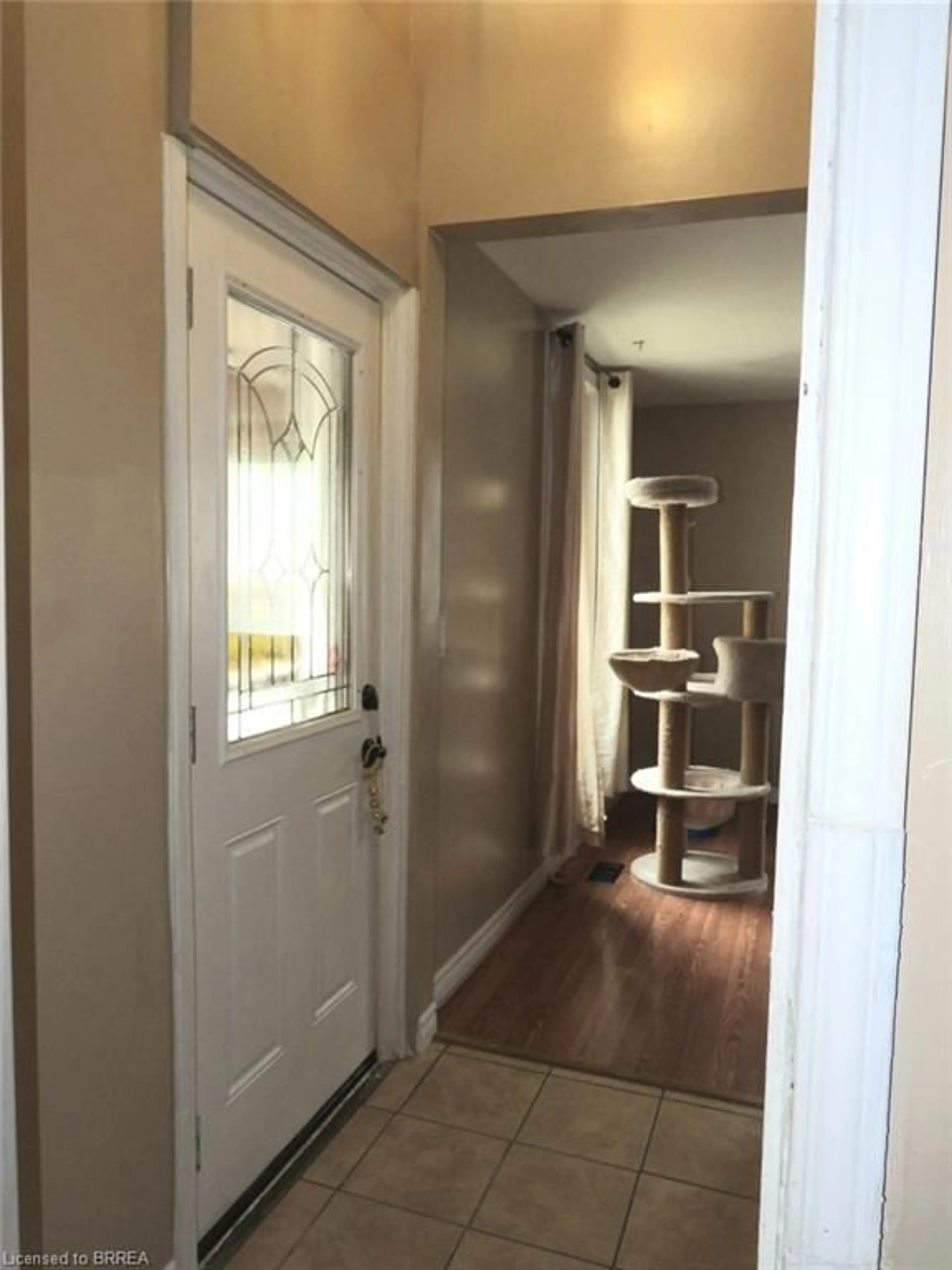 Indoor entryway for 9 Superior St, Brantford Ontario N3S 2J9