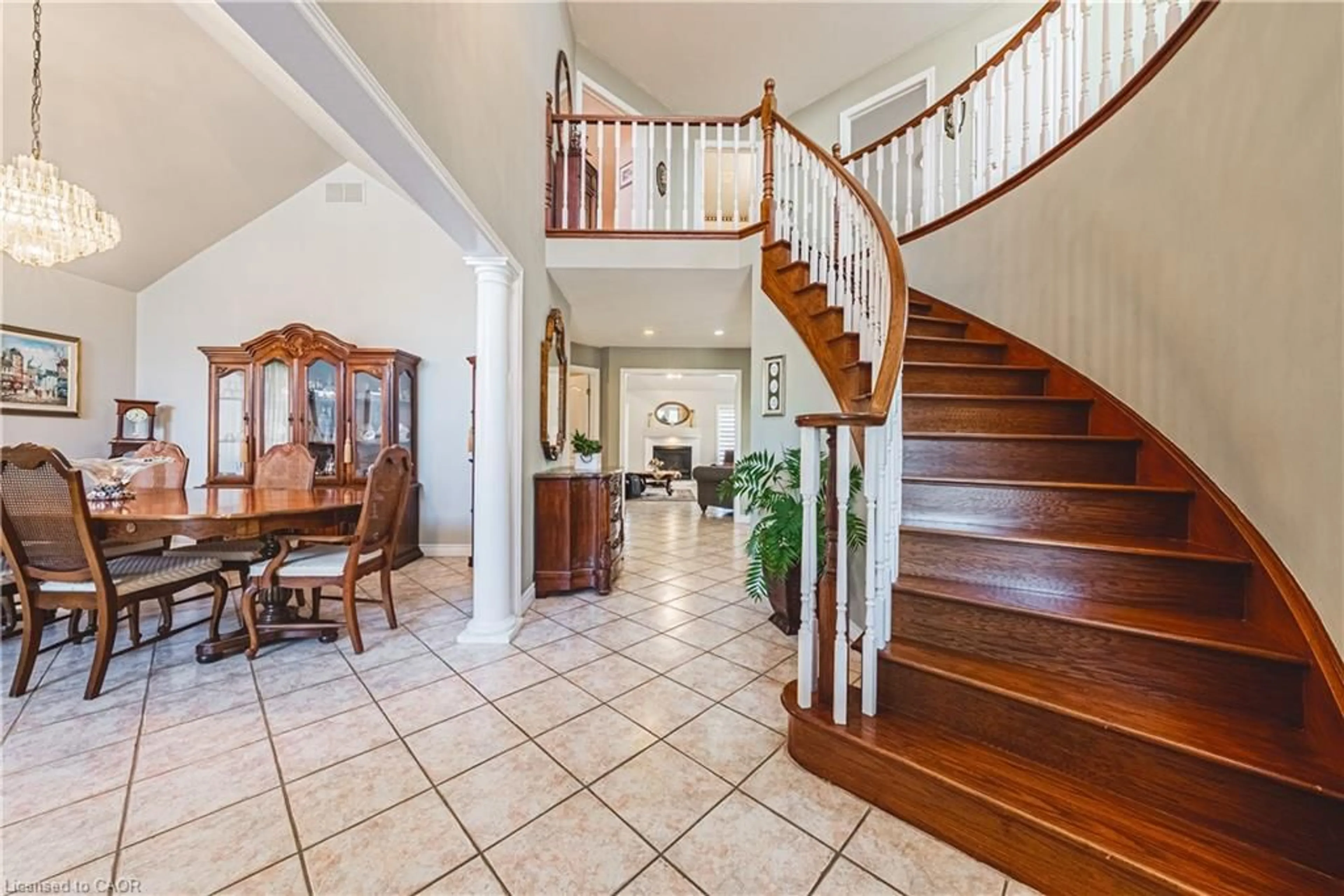 Indoor foyer for 65 Mount Pleasant Dr, Hamilton Ontario L8W 3H3