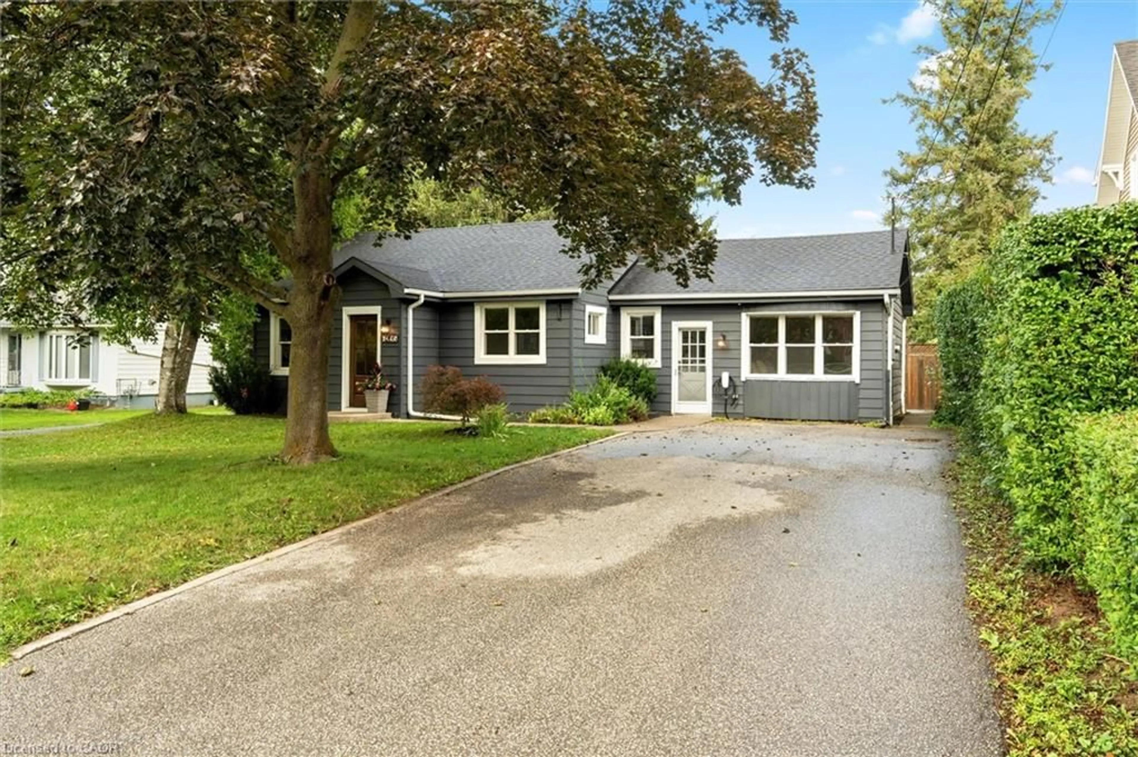 Home with vinyl exterior material, street for 6295 Guelph Line, Burlington Ontario L7P 0A6