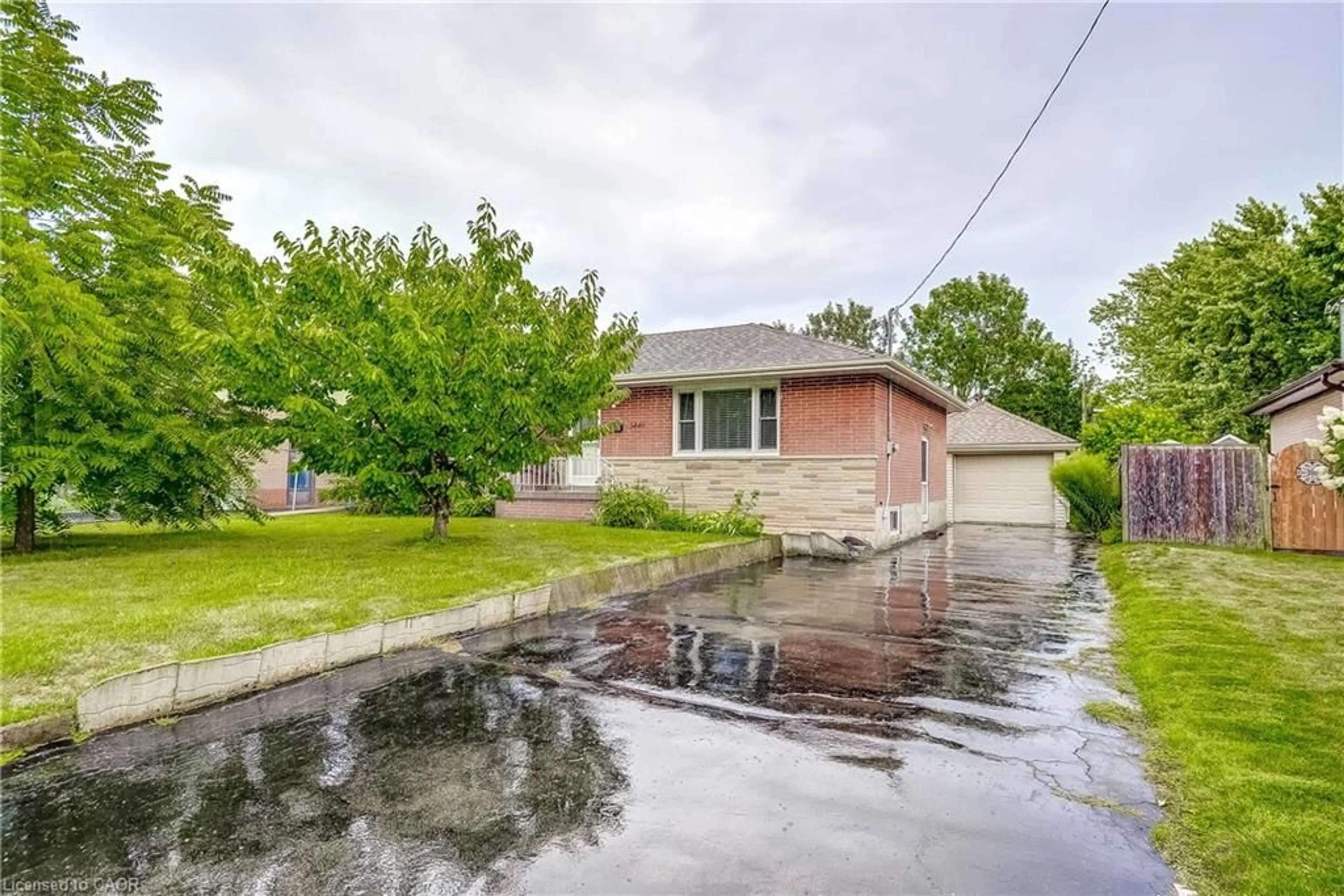 A pic from outside/outdoor area/front of a property/back of a property/a pic from drone, street for 5446 Calvert Pl, Burlington Ontario L7L 3H7
