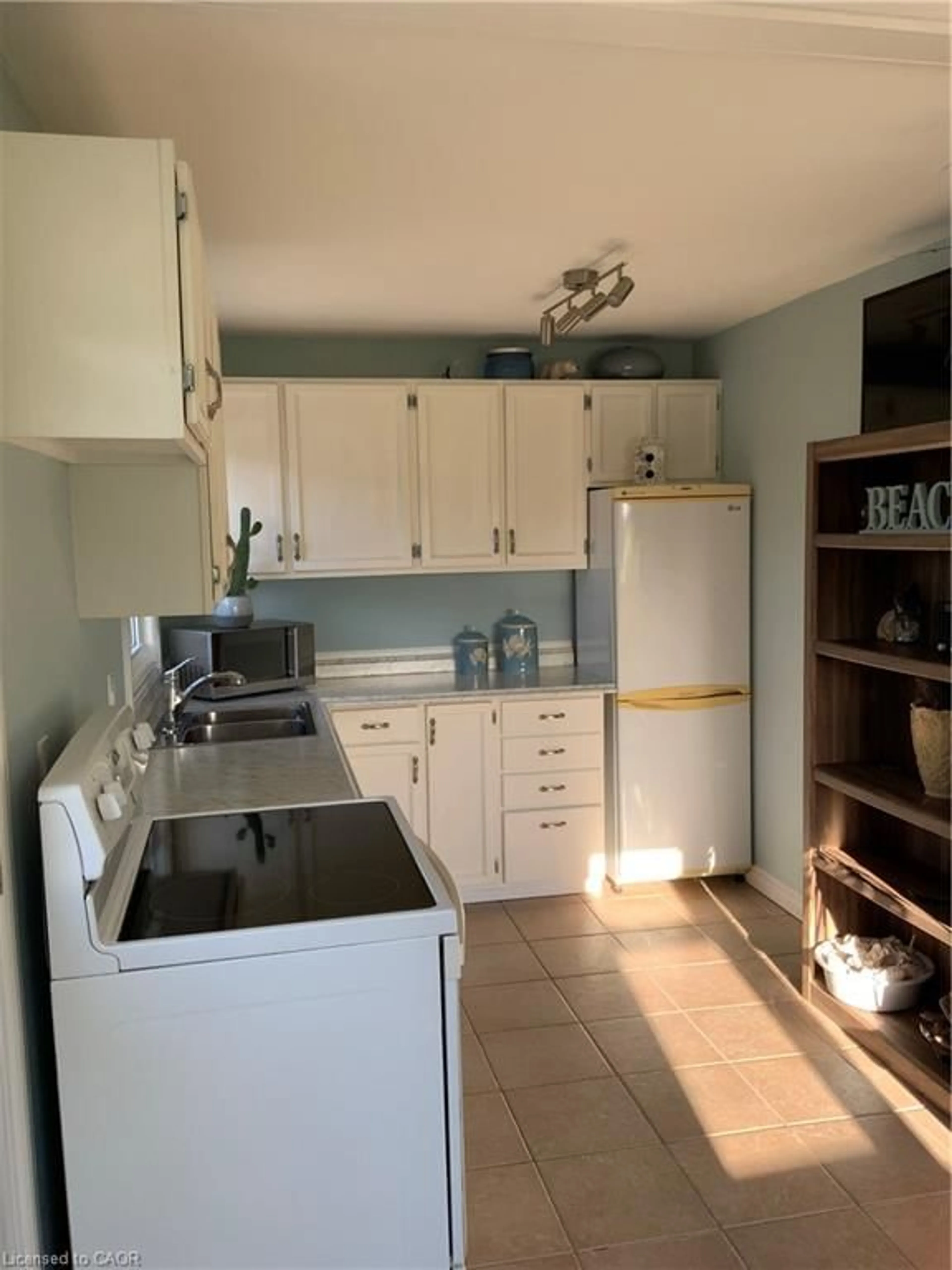 Standard kitchen, unknown for 25 First St, Long Point Ontario N0E 1M0