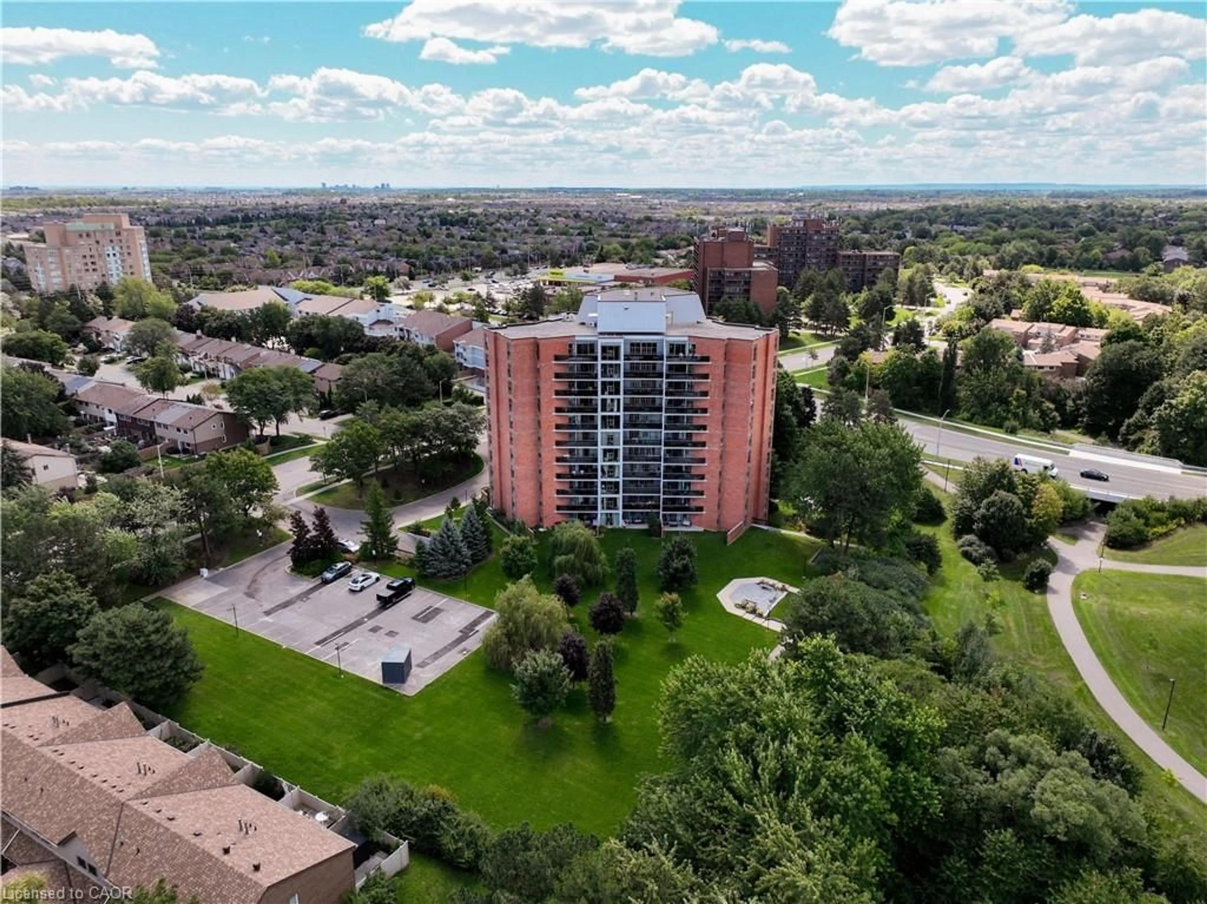 A pic from outside/outdoor area/front of a property/back of a property/a pic from drone, city buildings view from balcony for 2665 Windwood Dr, Mississauga Ontario L5N 2P2
