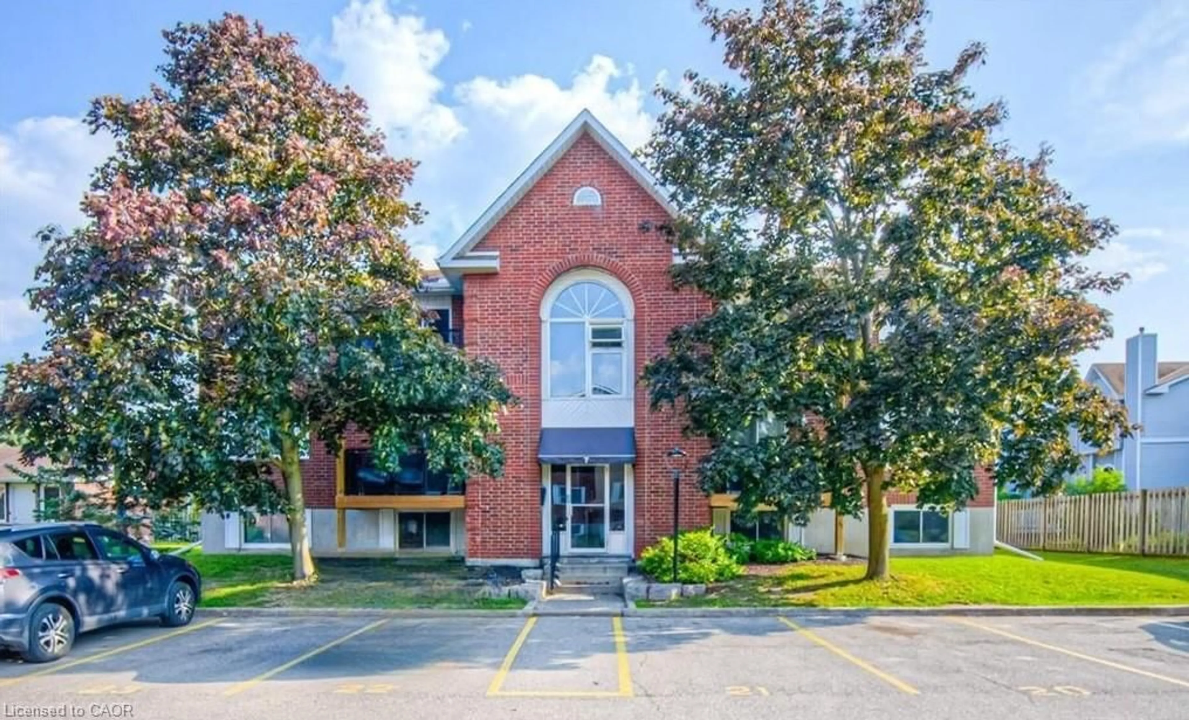 Indoor foyer for 565 Greenfield Ave #703, Kitchener Ontario N2C 2P5