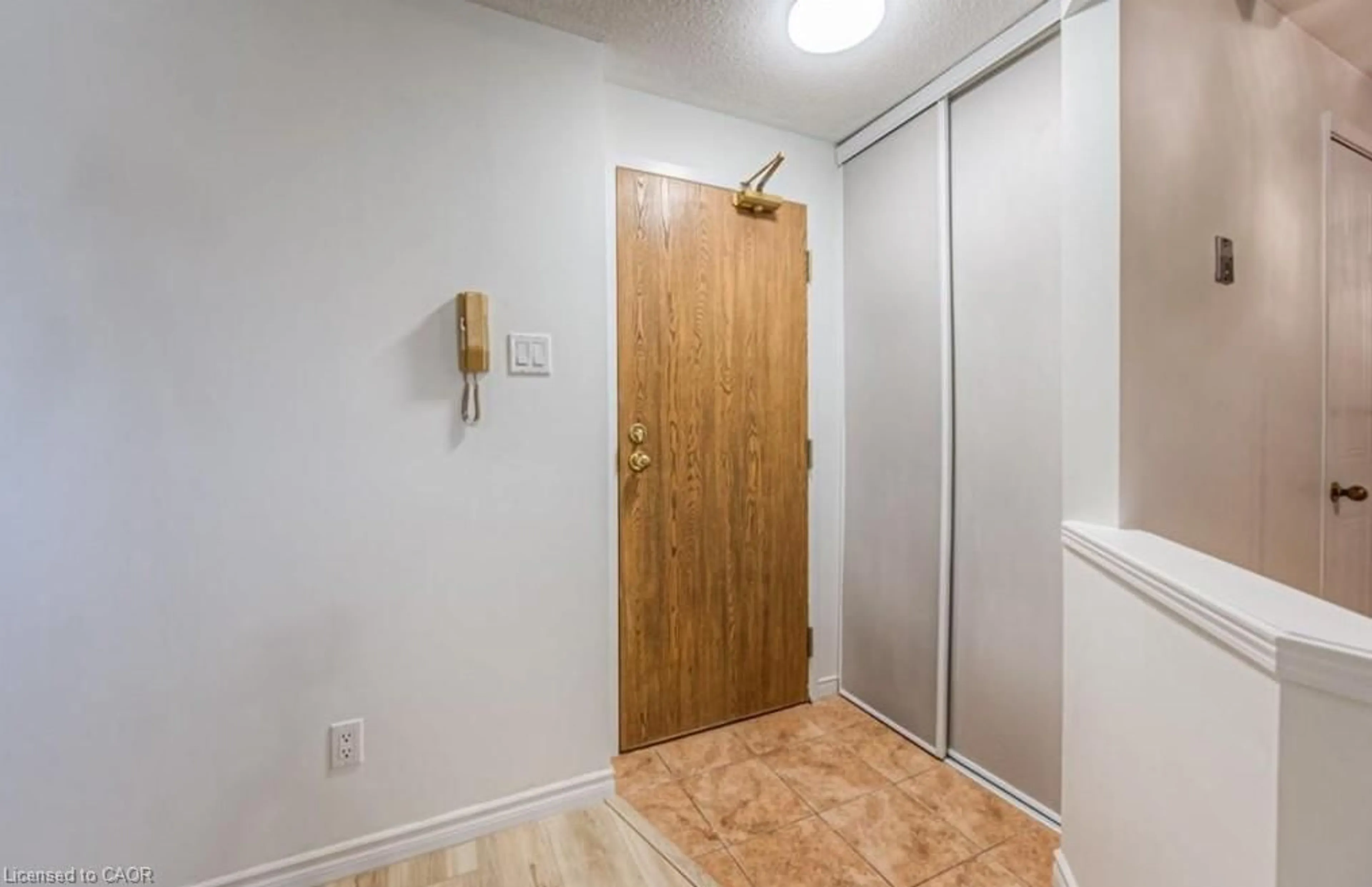 Indoor entryway for 565 Greenfield Ave #703, Kitchener Ontario N2C 2P5