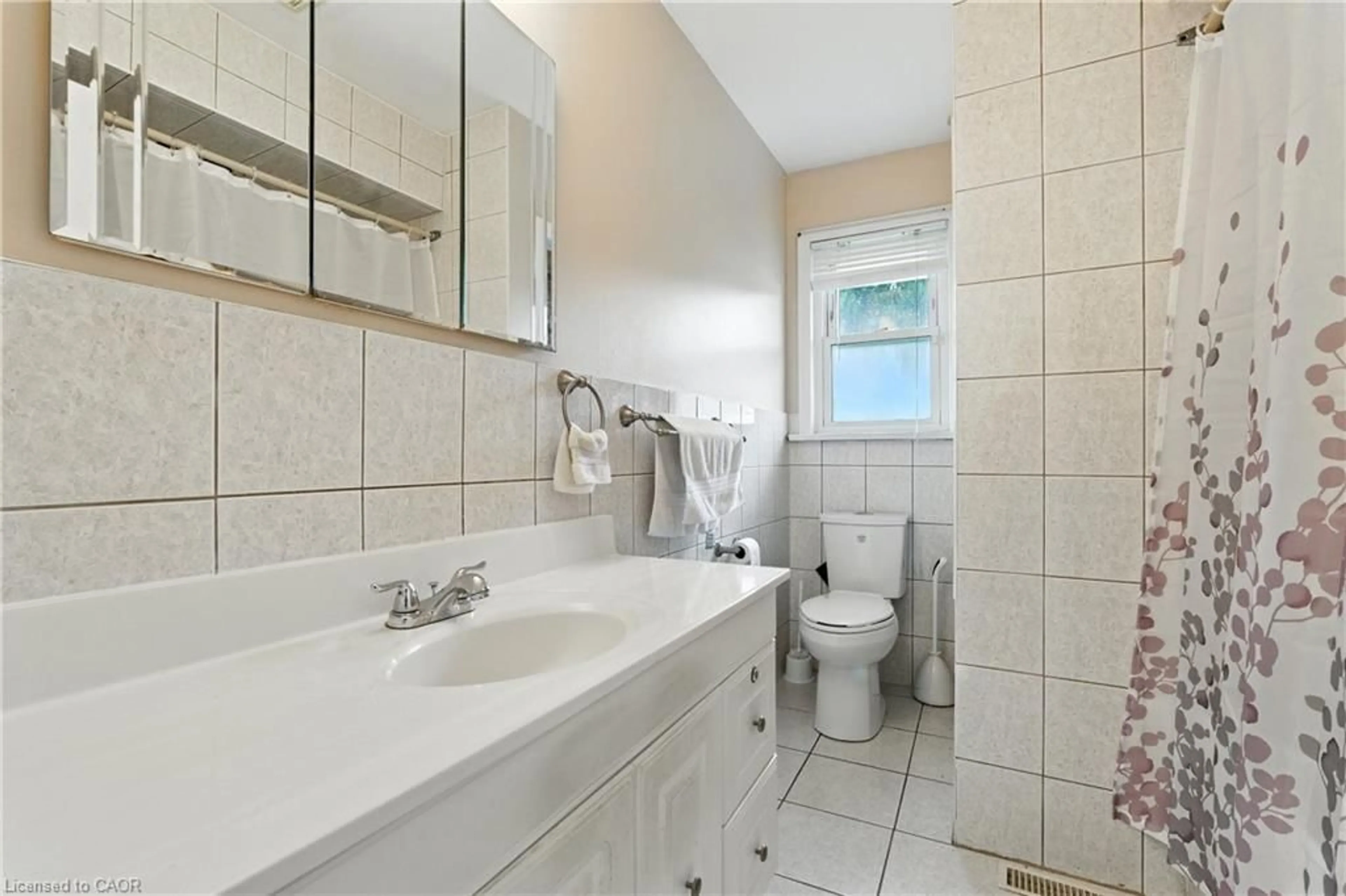 Standard bathroom, ceramic/tile floor for 385 Grantham Ave, St. Catharines Ontario L2M 5B1
