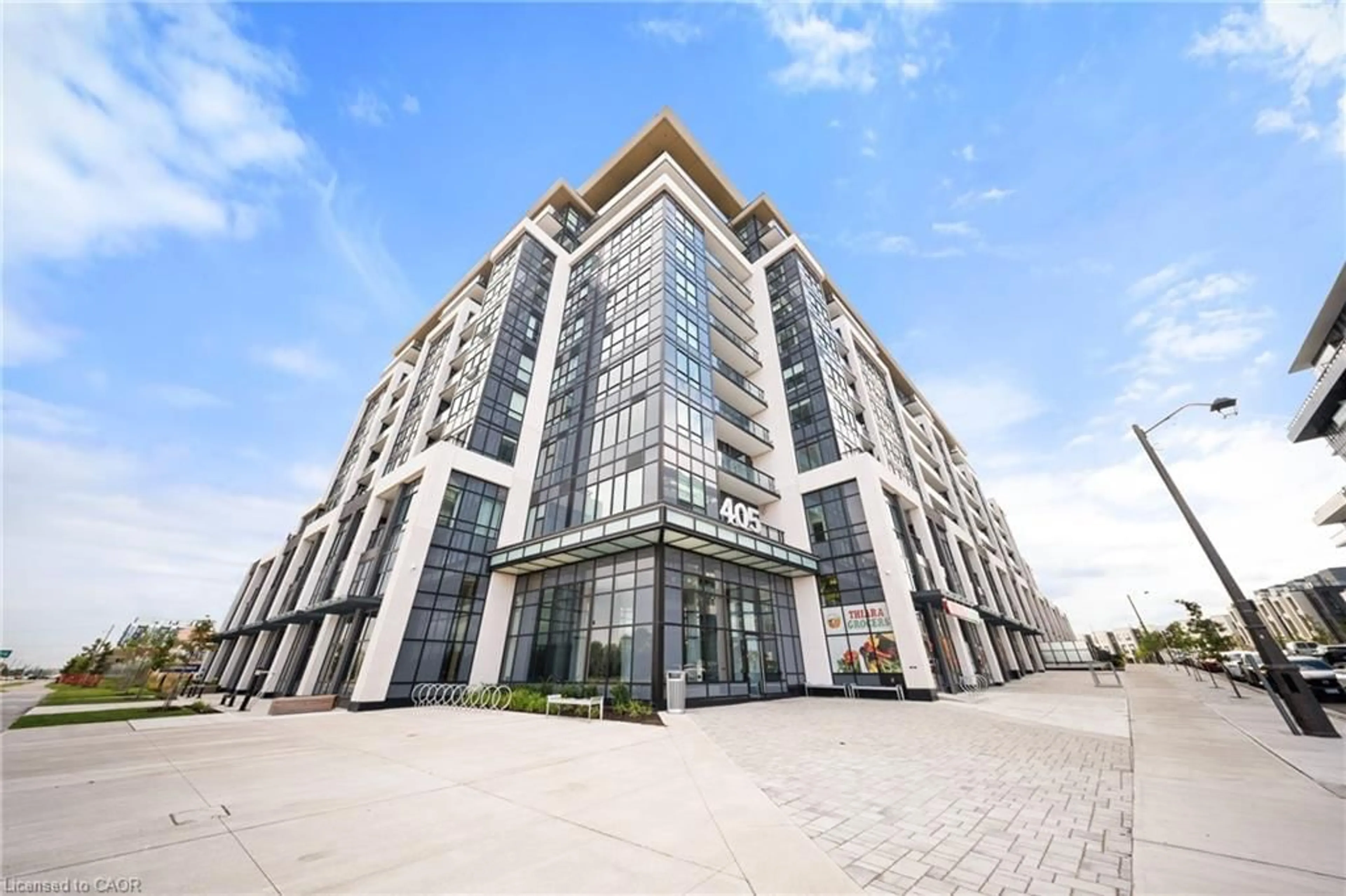 Indoor foyer for 405 Dundas St #813, Oakville Ontario L6M 4P9