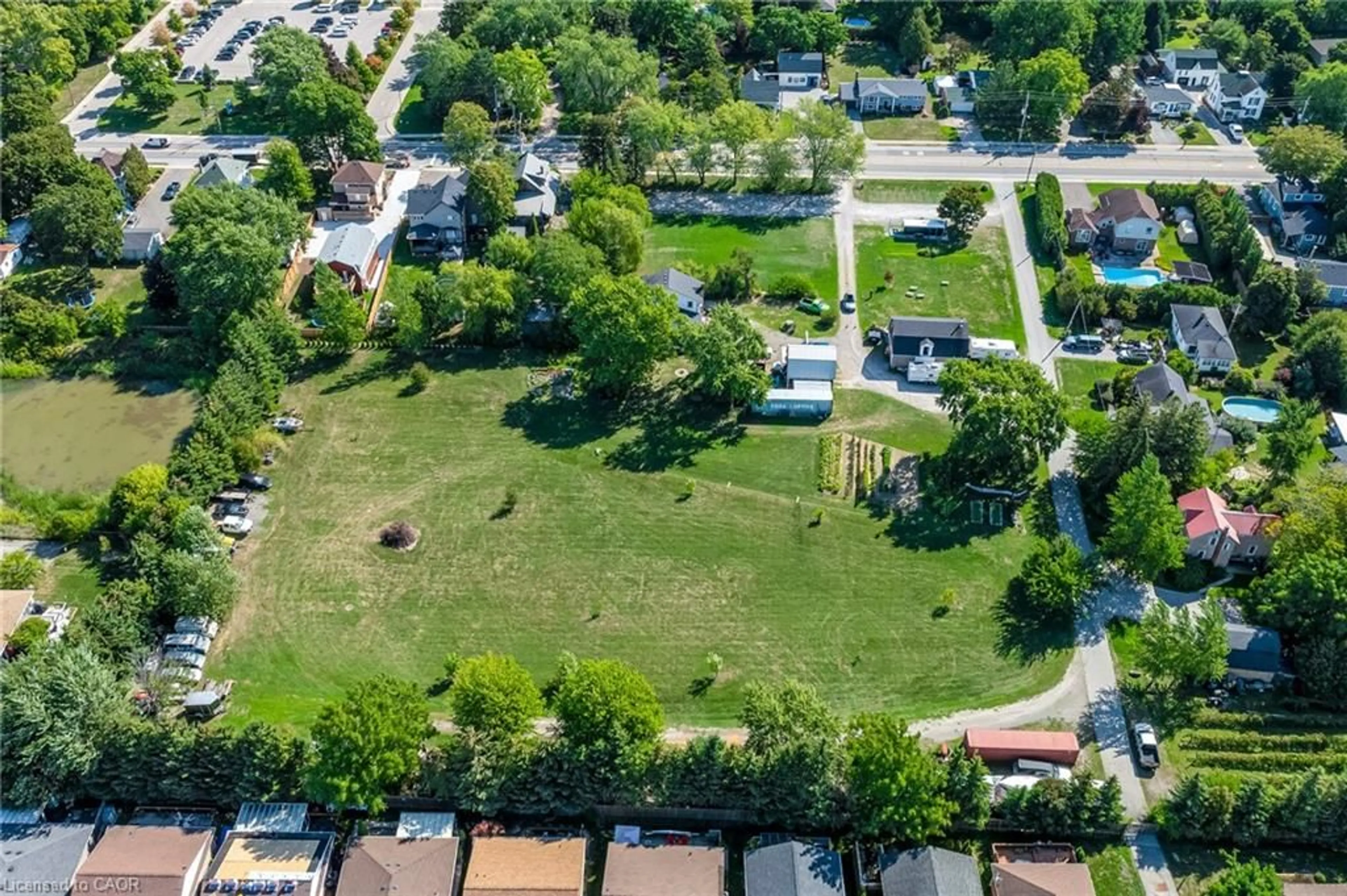 A pic from outside/outdoor area/front of a property/back of a property/a pic from drone, street for 4014 Victoria Ave, Vineland Ontario L0R 2C0