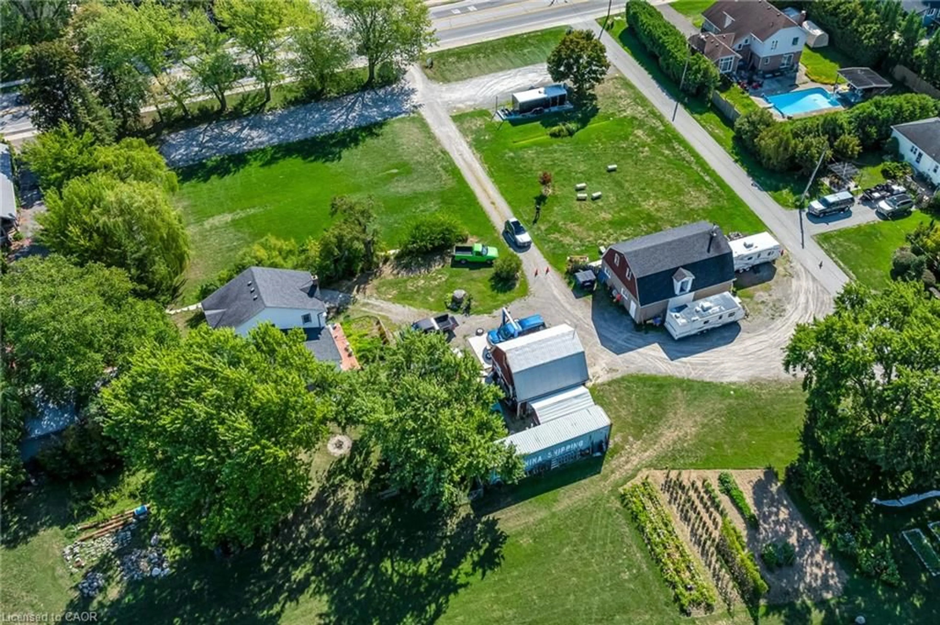 A pic from outside/outdoor area/front of a property/back of a property/a pic from drone, street for 4014 Victoria Ave, Vineland Ontario L0R 2C0
