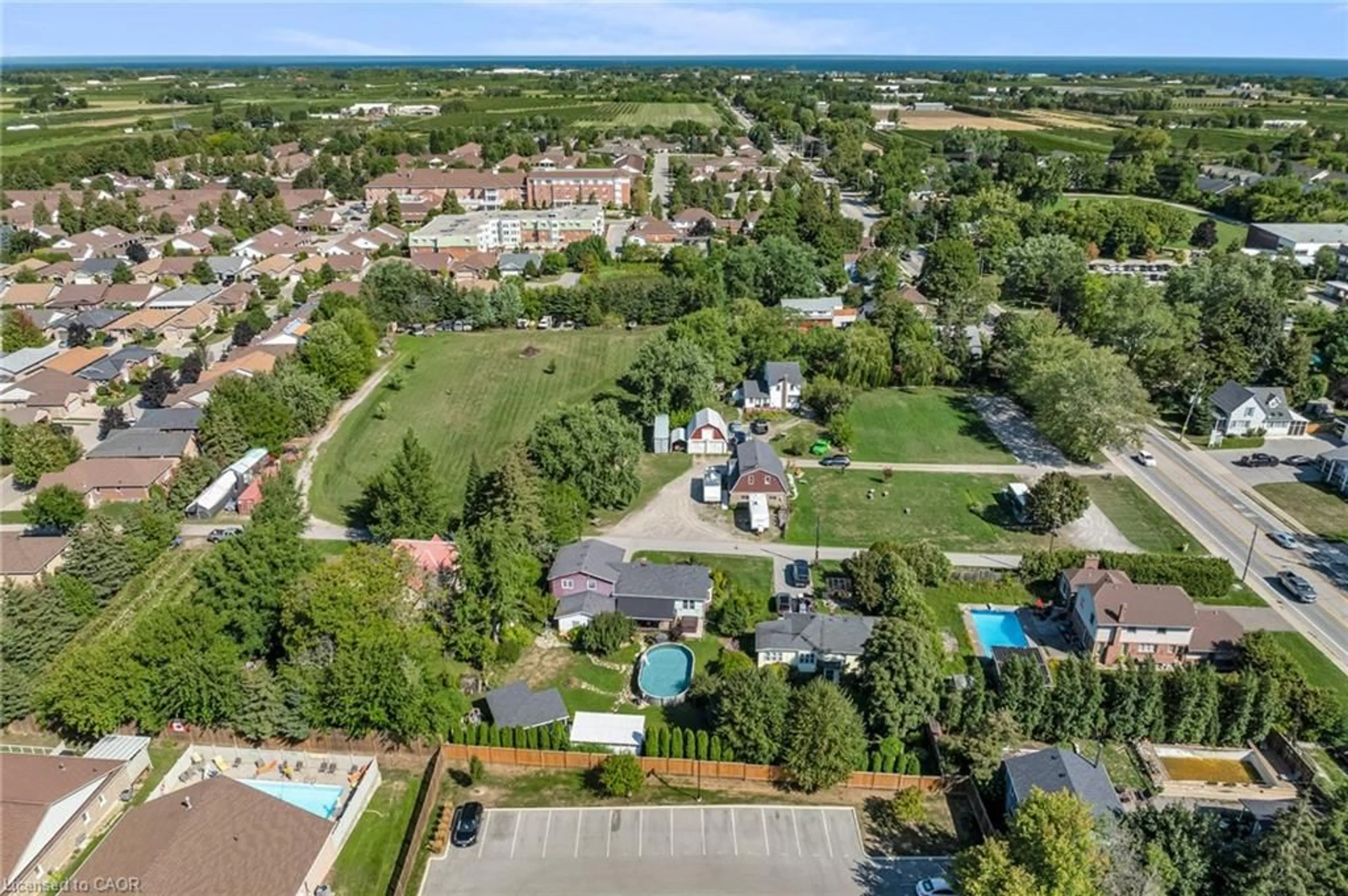A pic from outside/outdoor area/front of a property/back of a property/a pic from drone, street for 4014 Victoria Ave, Vineland Ontario L0R 2C0