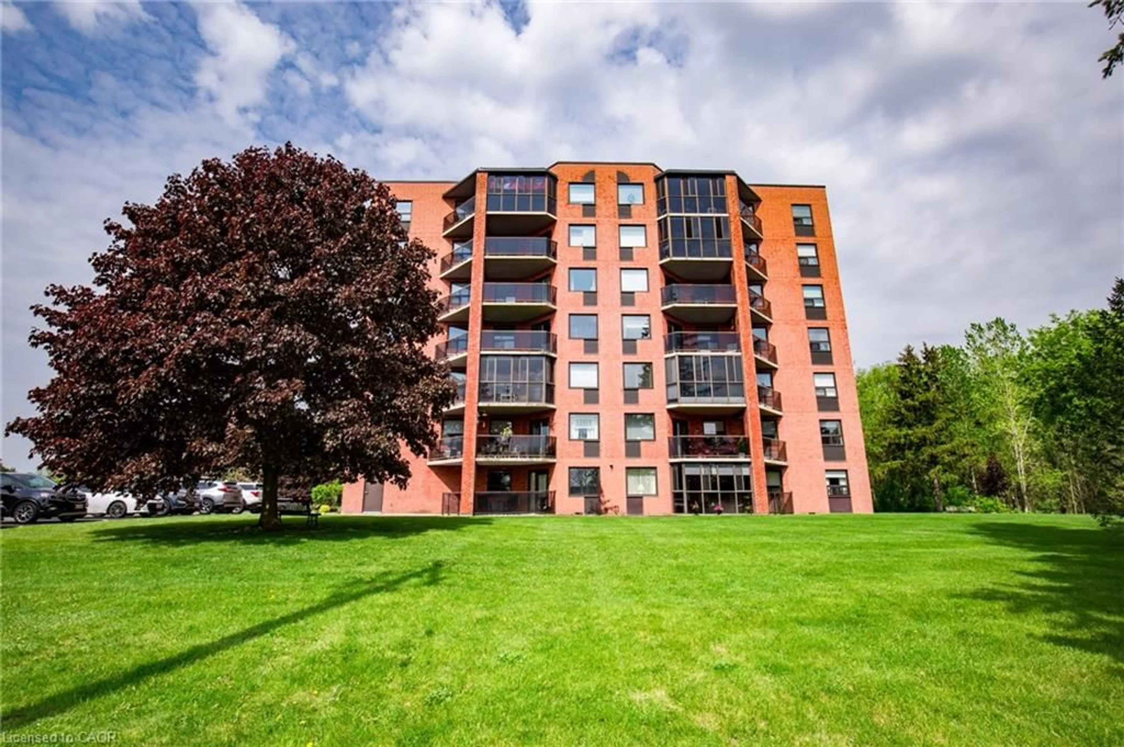 A pic from outside/outdoor area/front of a property/back of a property/a pic from drone, building for 5 Mill Pond Crt #704, Simcoe Ontario N3Y 5J6