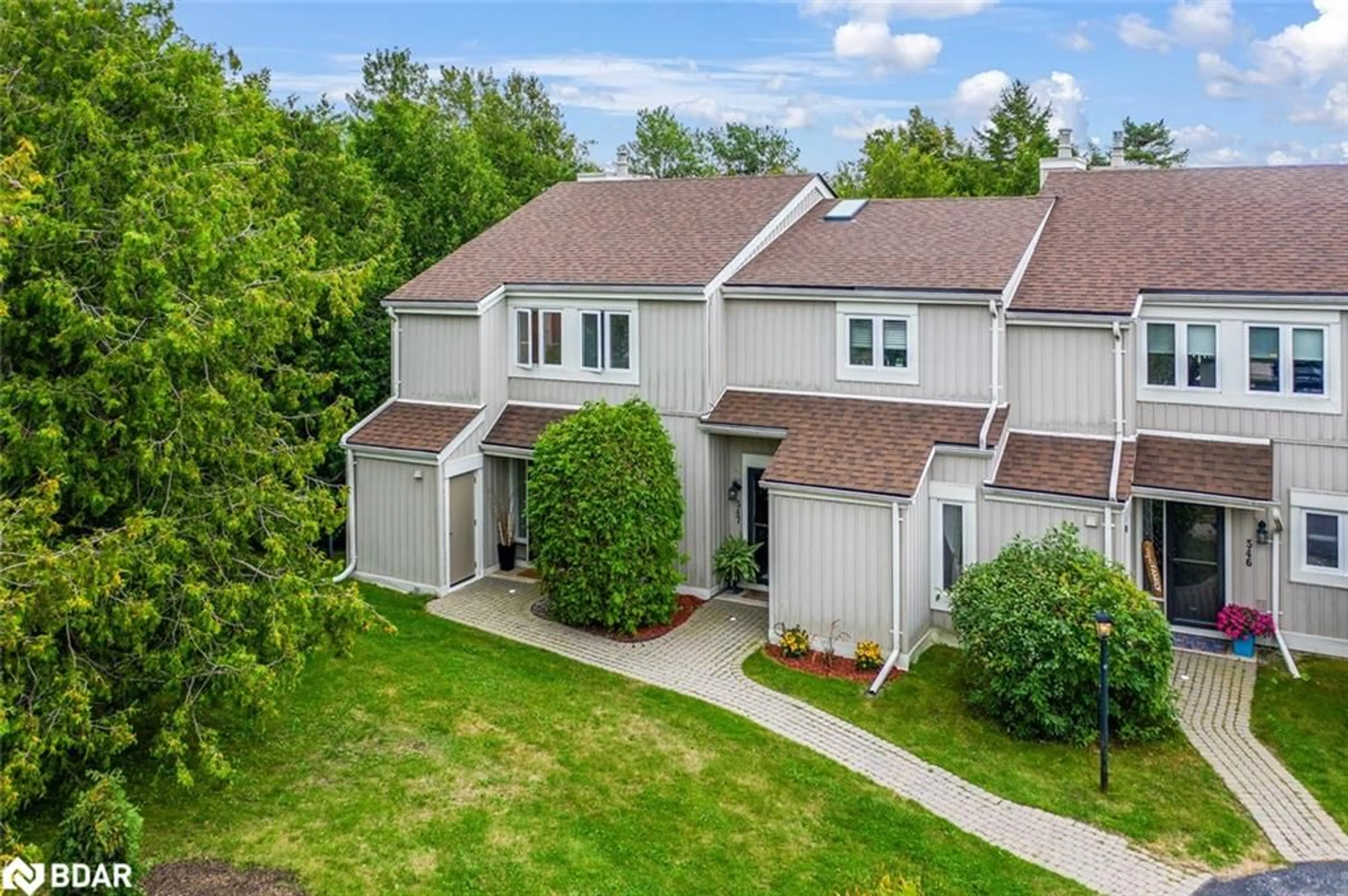 A pic from outside/outdoor area/front of a property/back of a property/a pic from drone, street for 548 Oxbow Cres, Collingwood Ontario L9Y 5B4