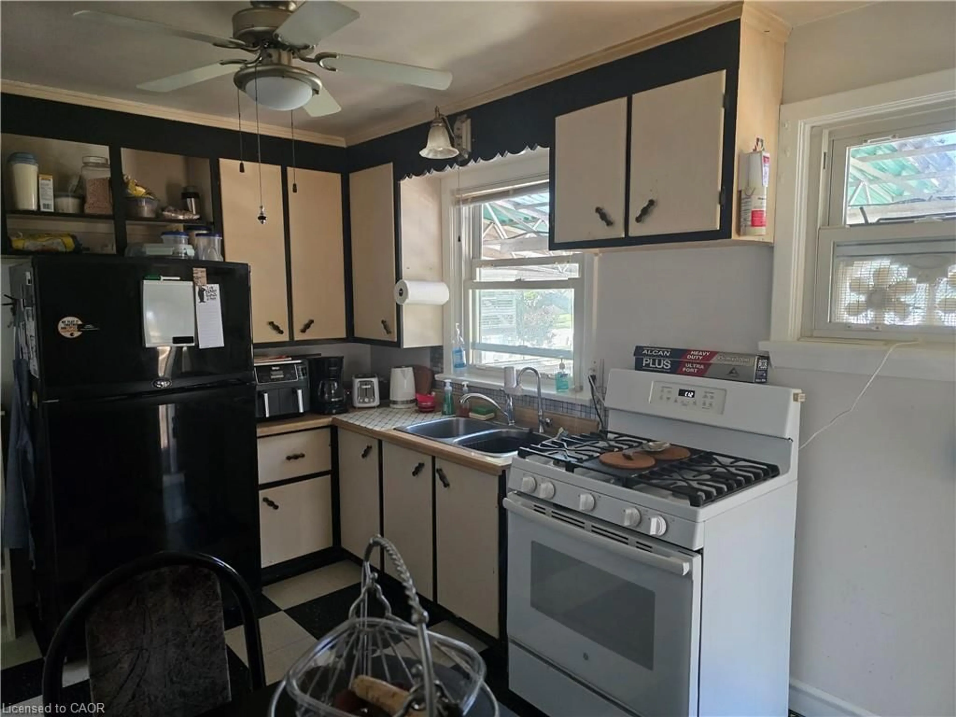 Standard kitchen, unknown for 72 Glenview Ave, Cambridge Ontario N1R 2W2