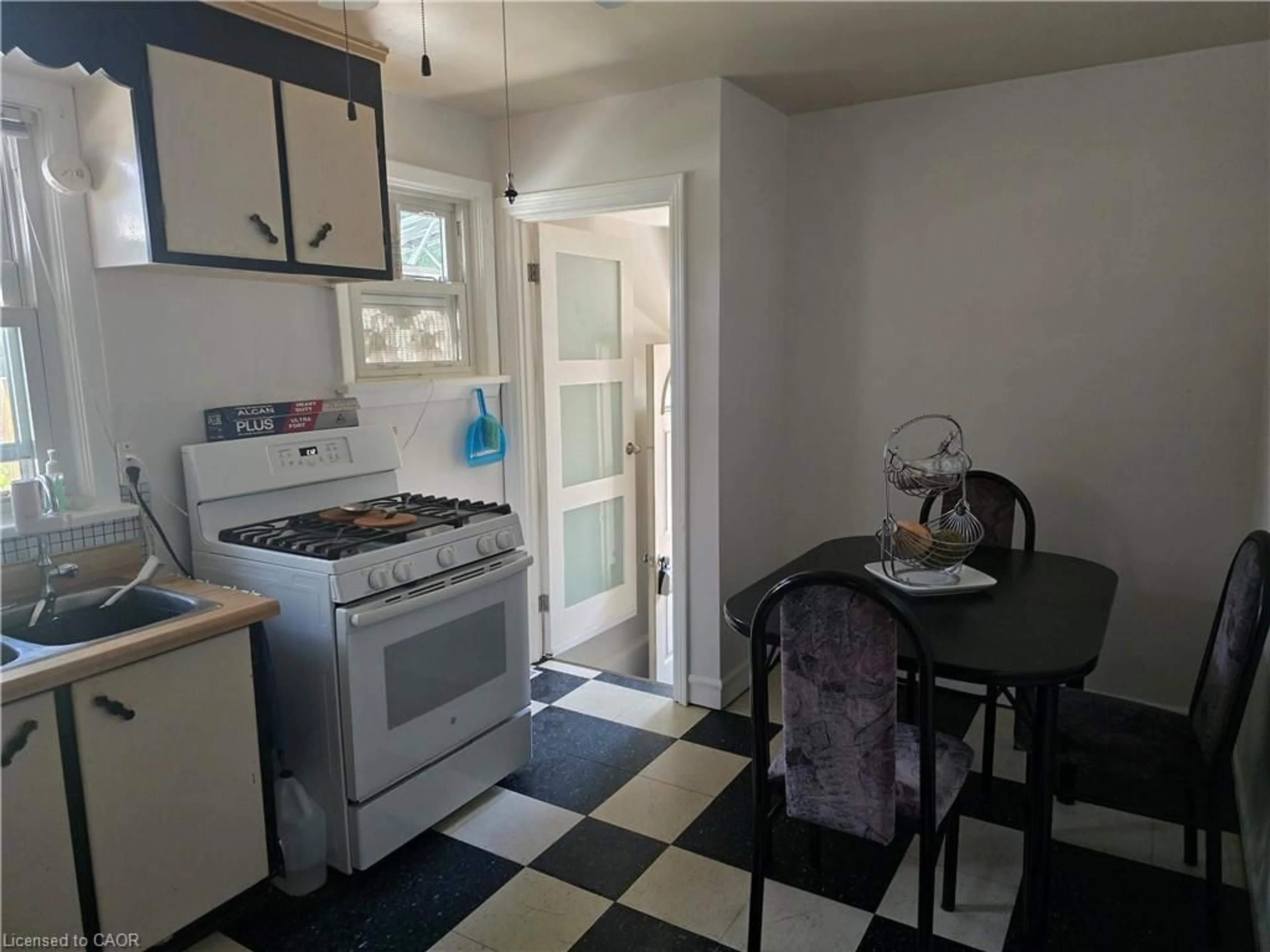 Standard kitchen, unknown for 72 Glenview Ave, Cambridge Ontario N1R 2W2