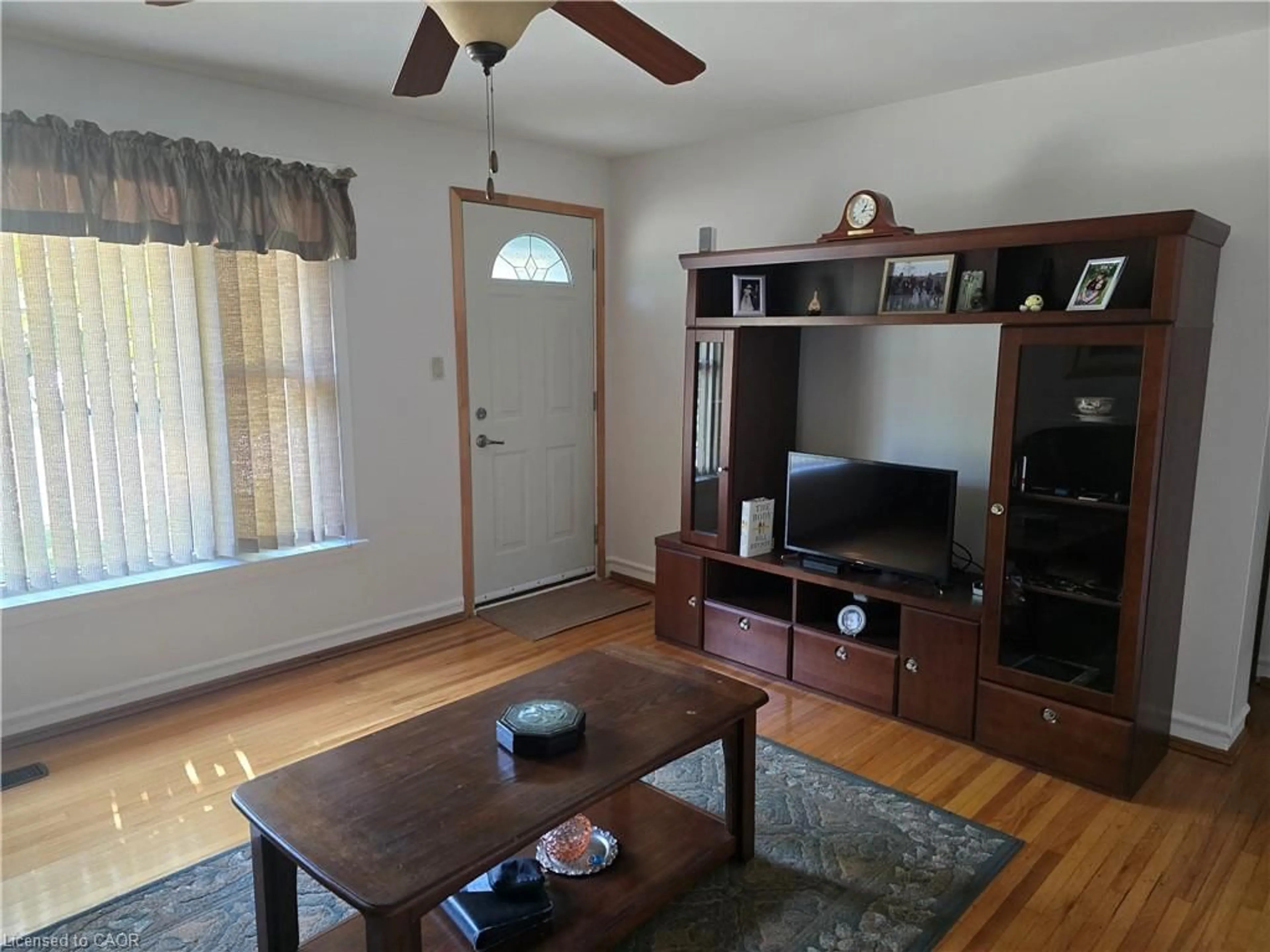 Living room with furniture, wood/laminate floor for 72 Glenview Ave, Cambridge Ontario N1R 2W2