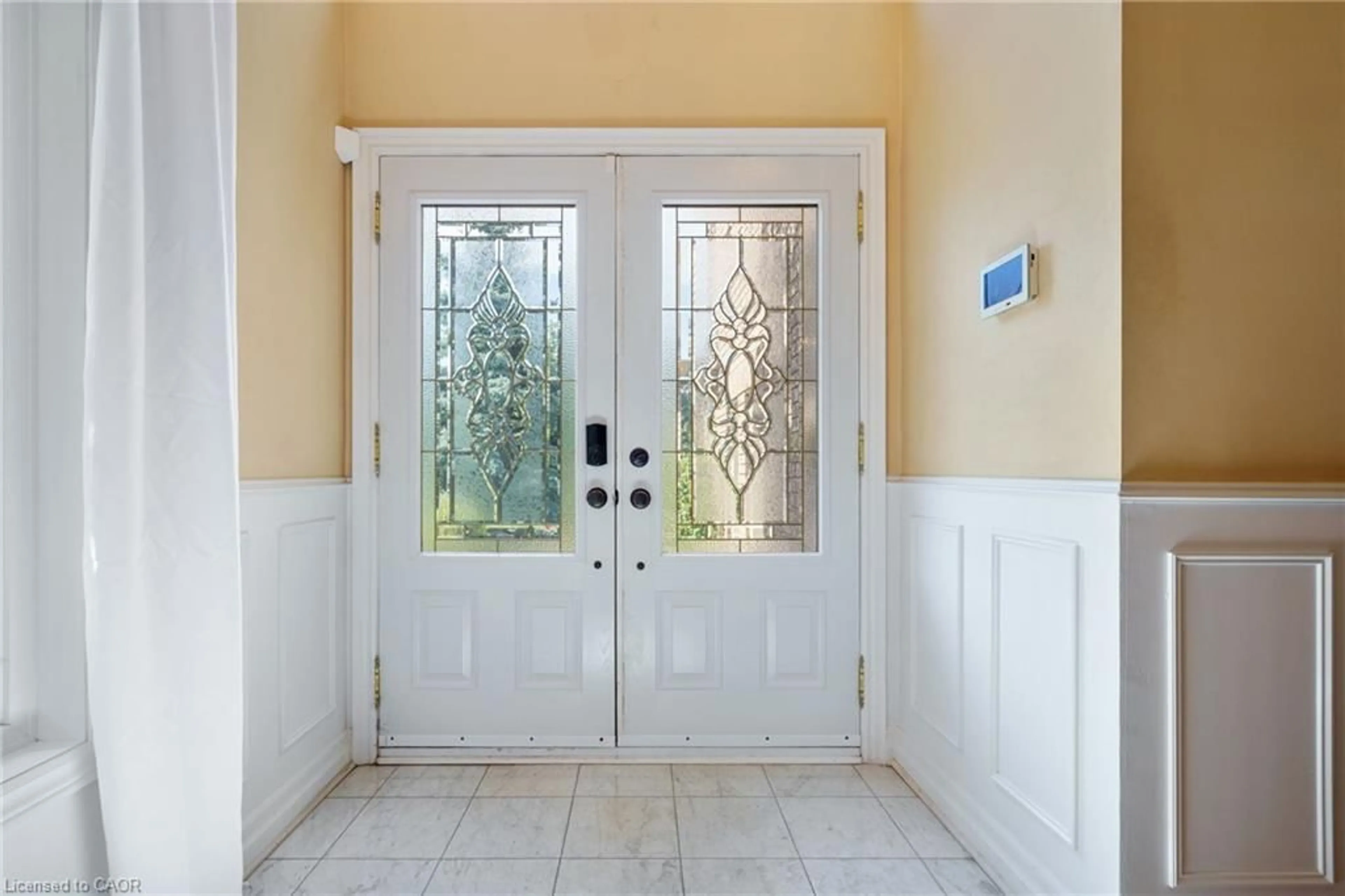 Indoor entryway for 6451 Alderwood Trail, Mississauga Ontario L5N 6W8