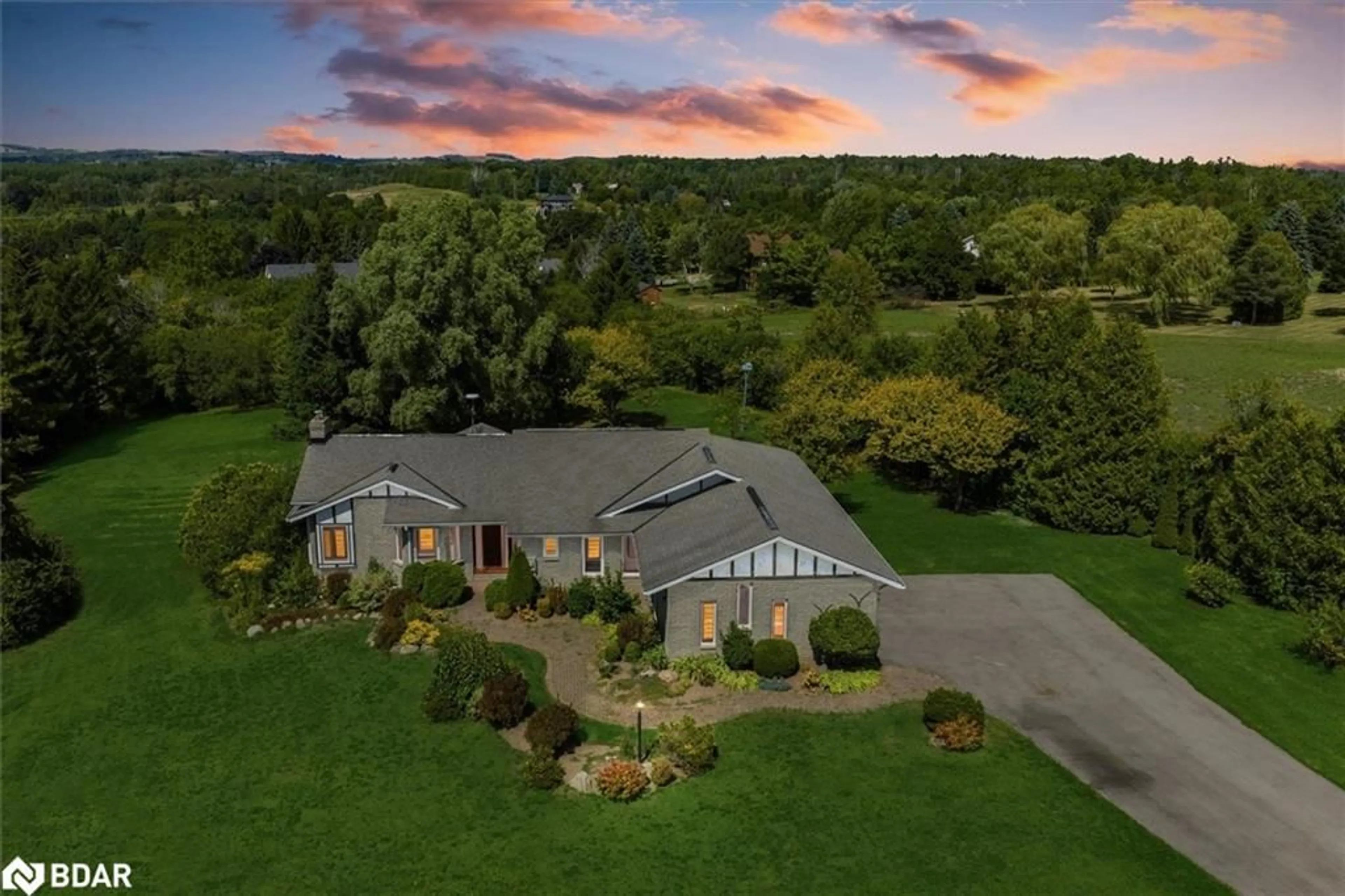A pic from outside/outdoor area/front of a property/back of a property/a pic from drone, unknown for 46 Forest Hill Dr, Hamilton Ontario K9A 0W4