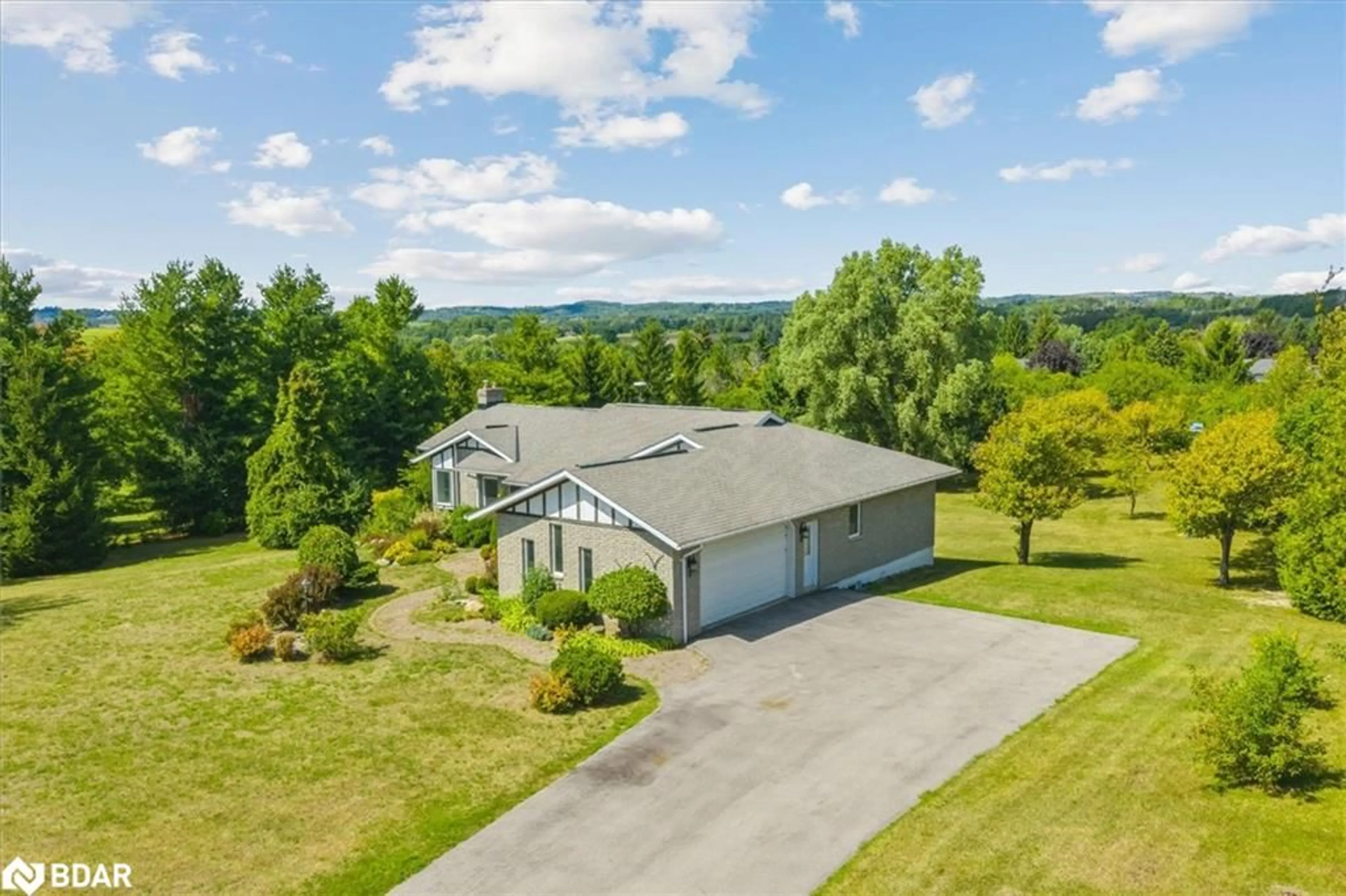 A pic from outside/outdoor area/front of a property/back of a property/a pic from drone, unknown for 46 Forest Hill Dr, Hamilton Ontario K9A 0W4