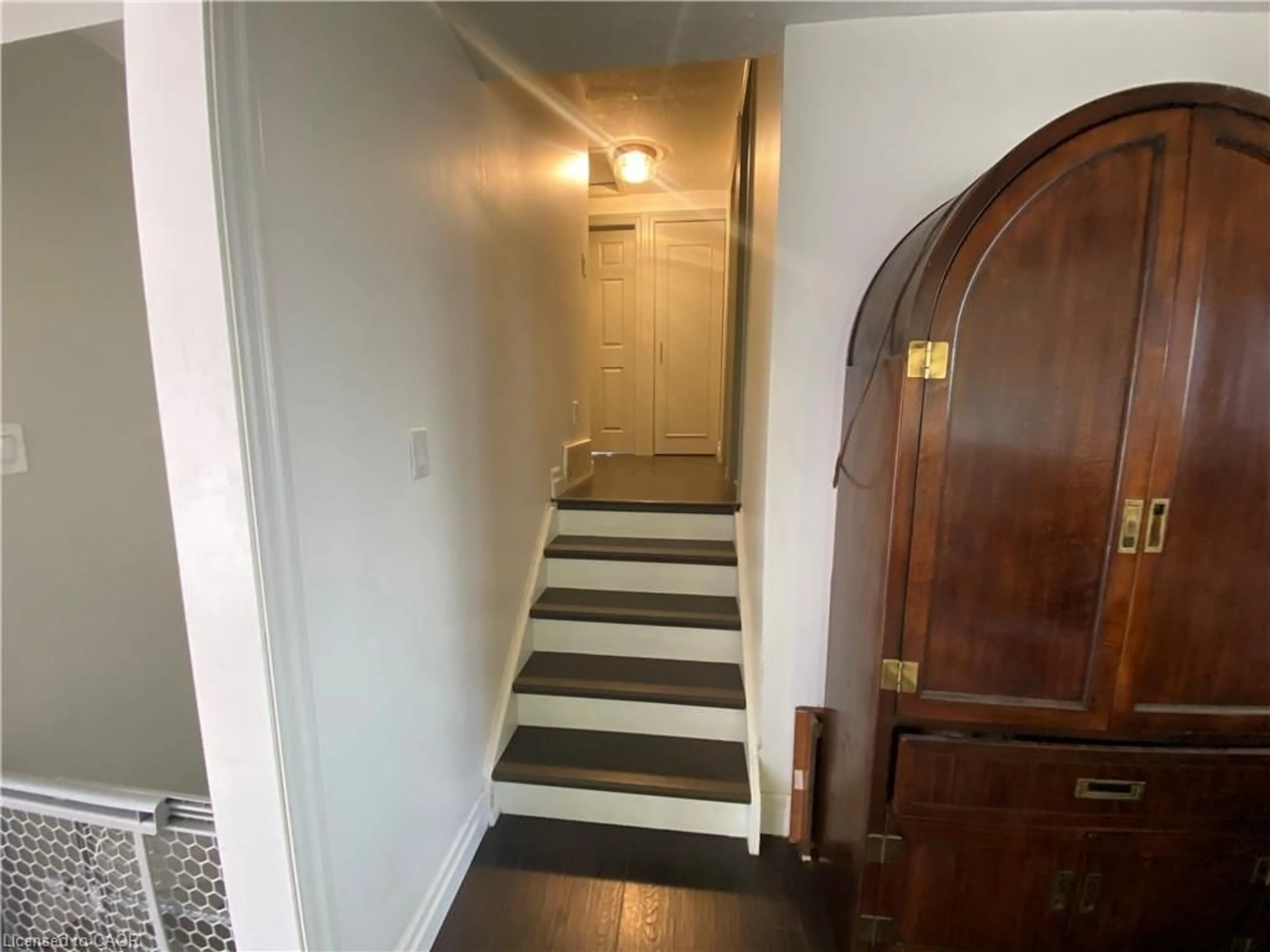 Indoor foyer for 24 Queenslea Dr, Hamilton Ontario L8W 1G1