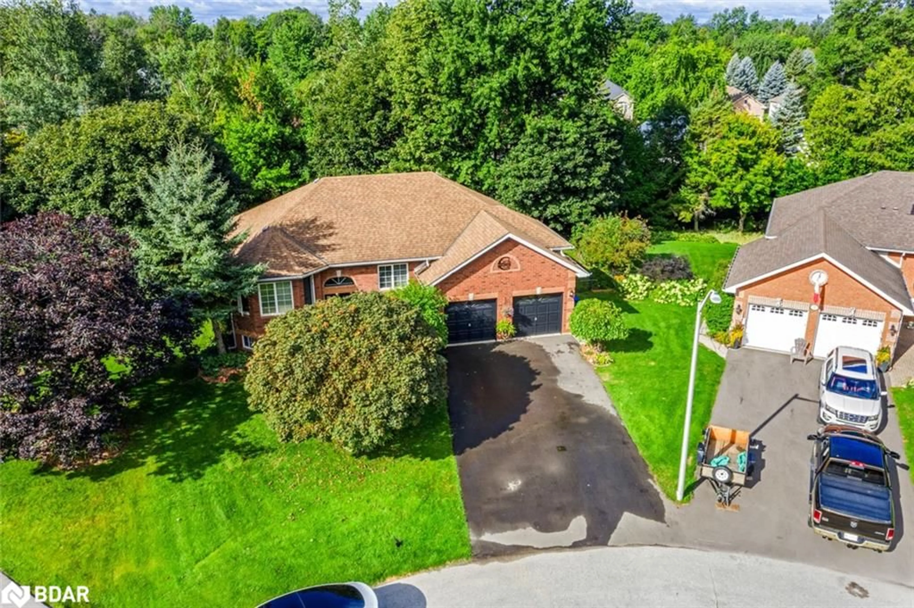 A pic from outside/outdoor area/front of a property/back of a property/a pic from drone, street for 7 Coles Crt, Wasaga Beach Ontario L9Z 1H5