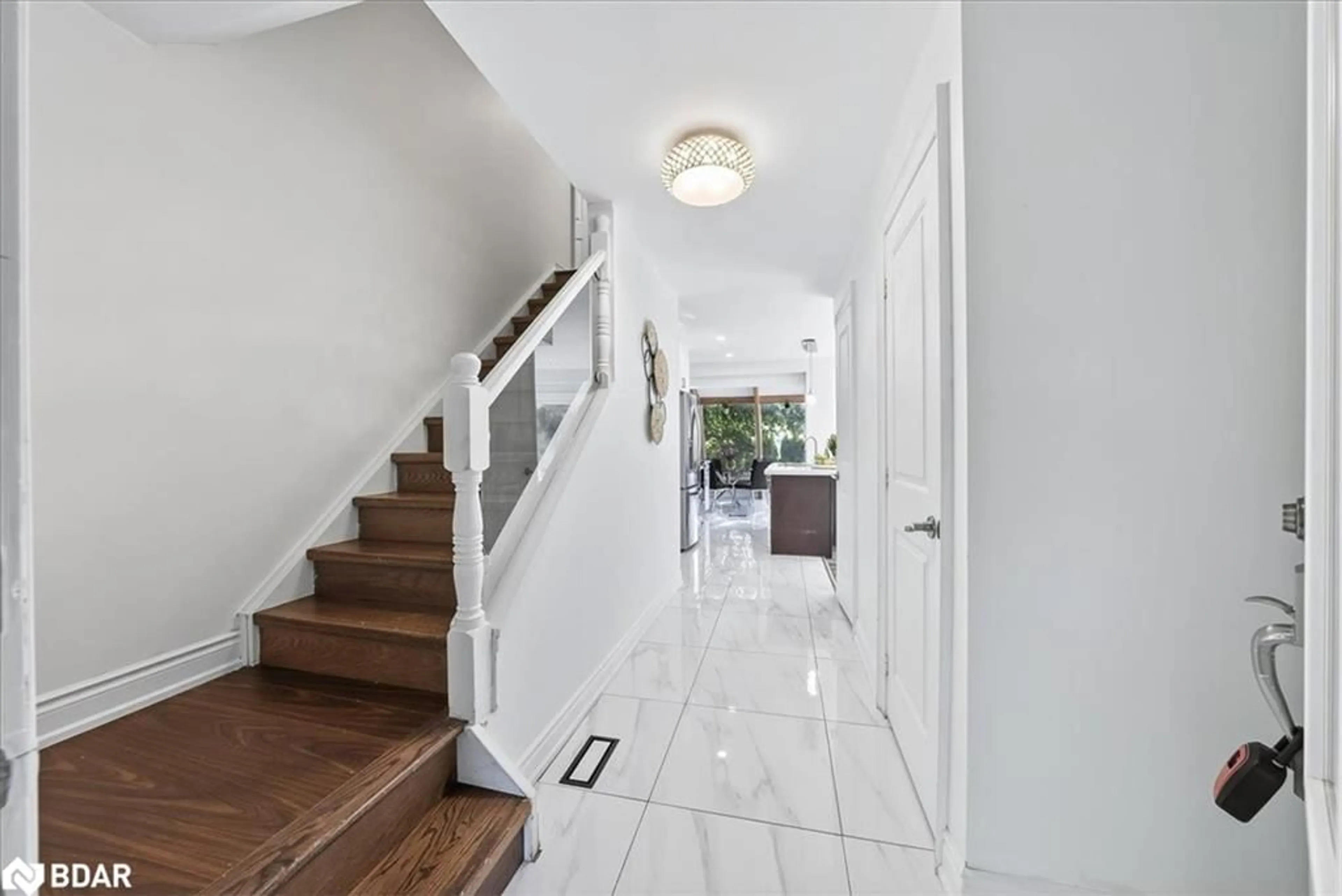 Indoor foyer for 7 Grist Mill Rd, Holland Landing Ontario L9N 1B9