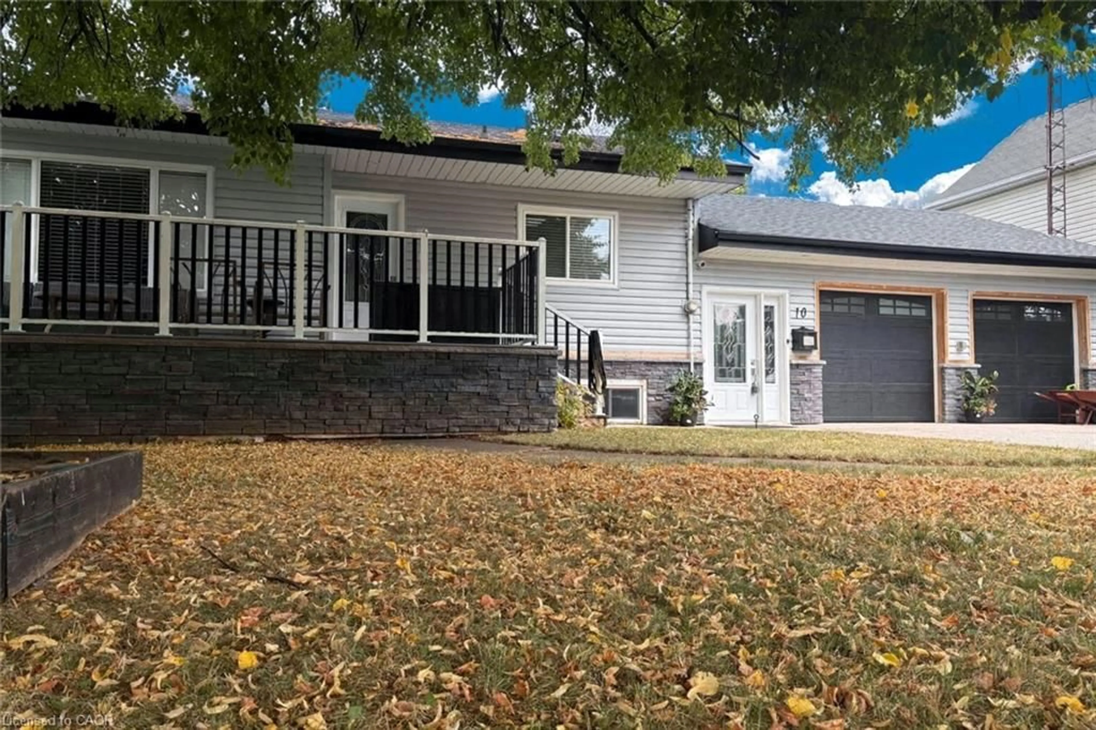 Home with vinyl exterior material, street for 10 Lincoln Ave, Grimsby Ontario L3M 1Y4