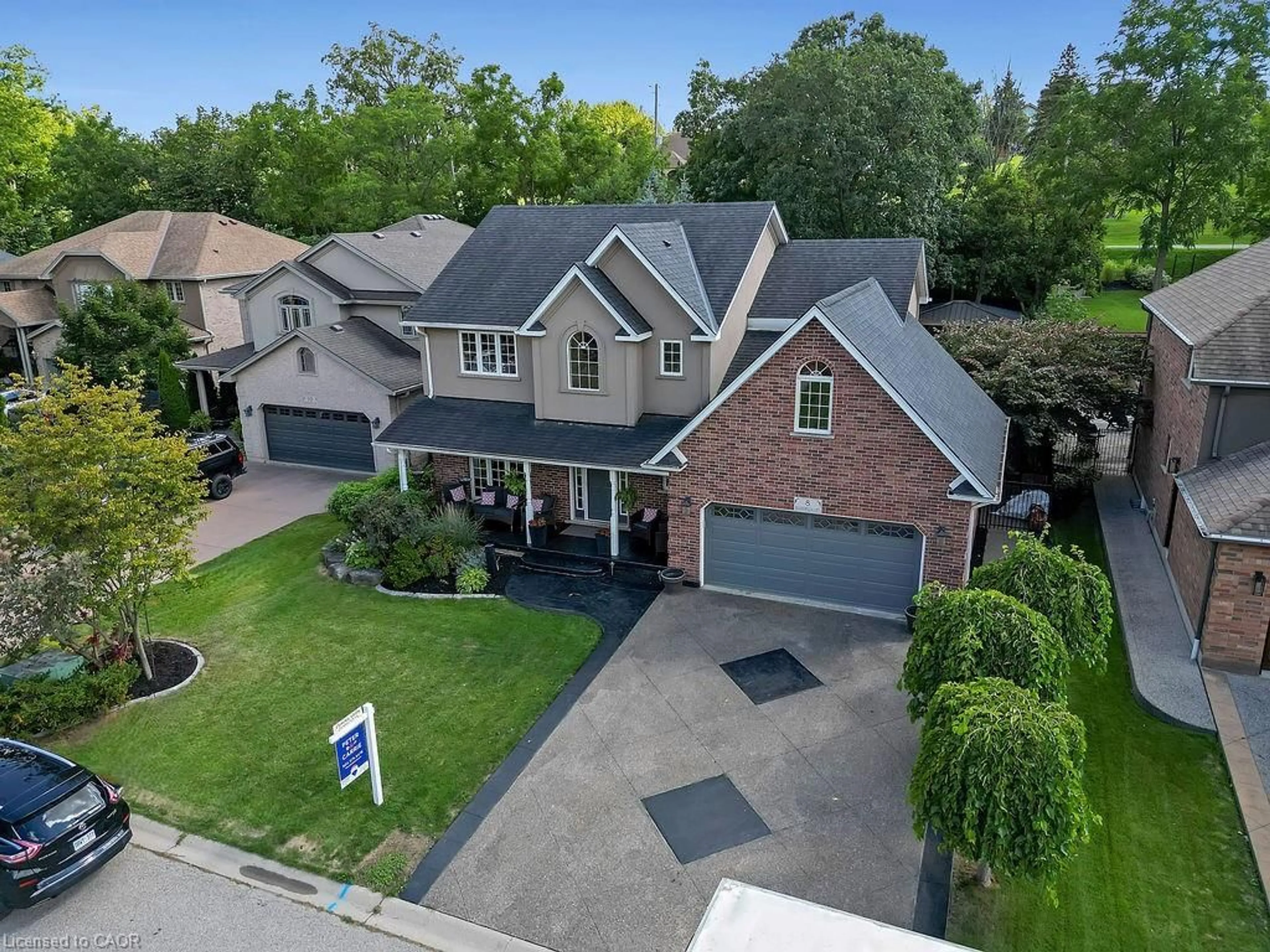 A pic from outside/outdoor area/front of a property/back of a property/a pic from drone, street for 8 Meadowlea Crt, Caledonia Ontario N3W 2N4